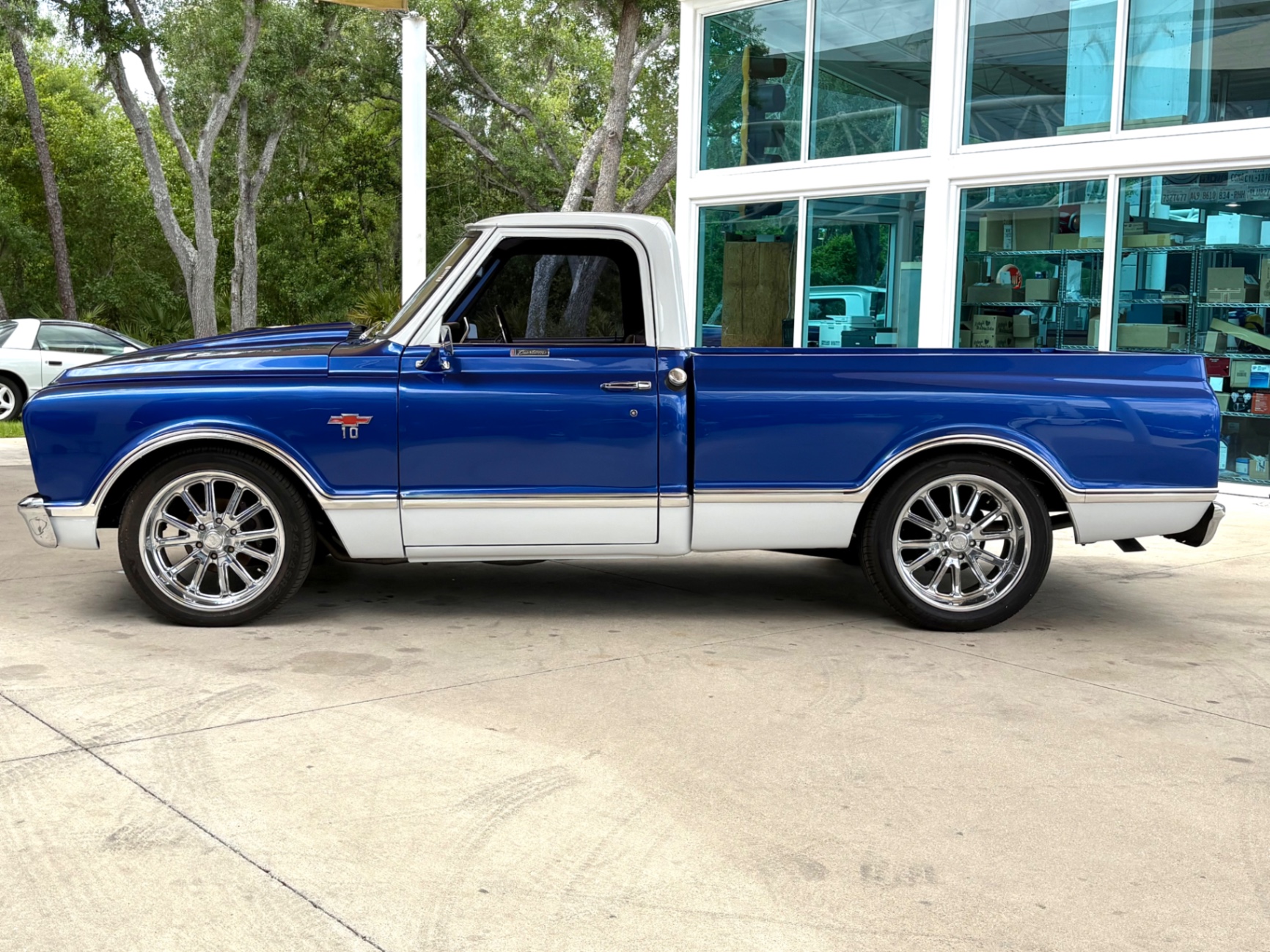 Vehicle photo 10