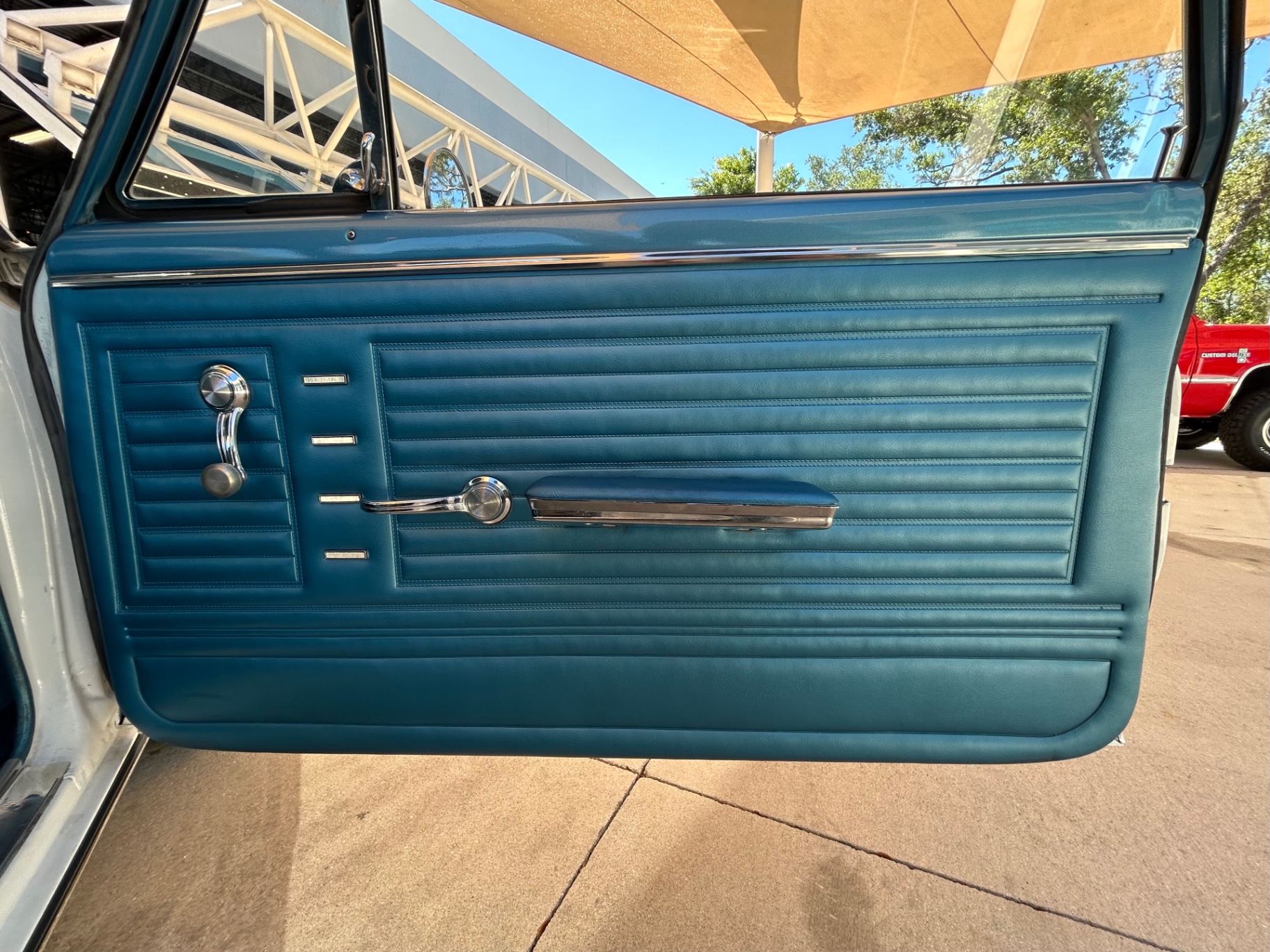 Vehicle photo 34