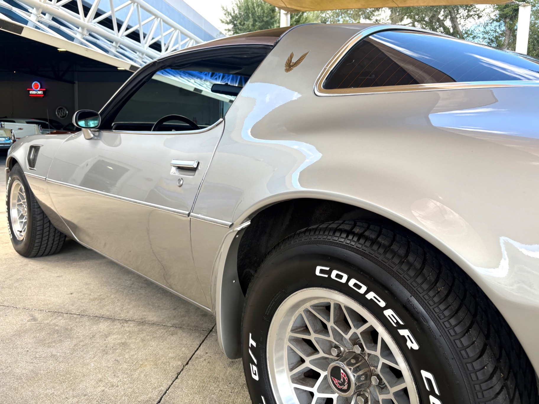 Vehicle photo 14