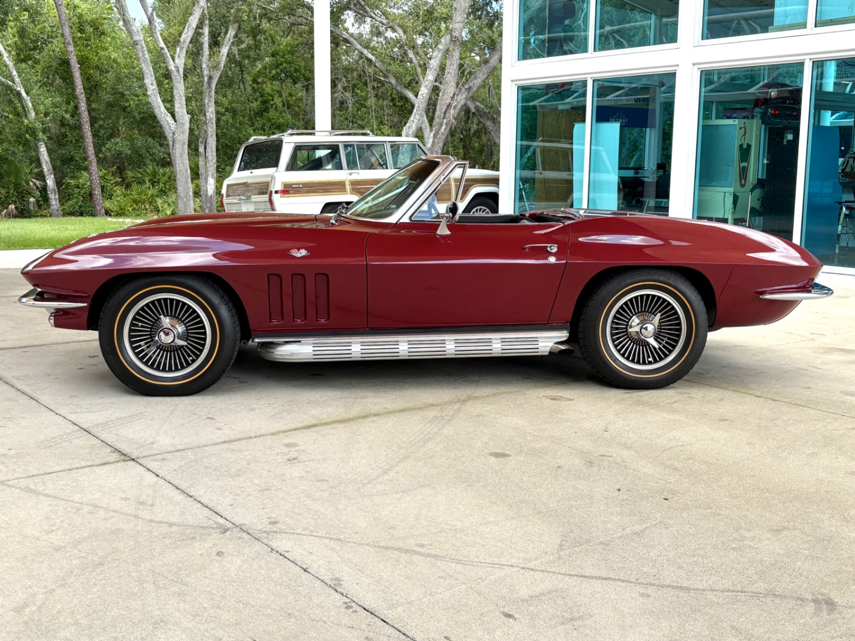 Vehicle photo 10