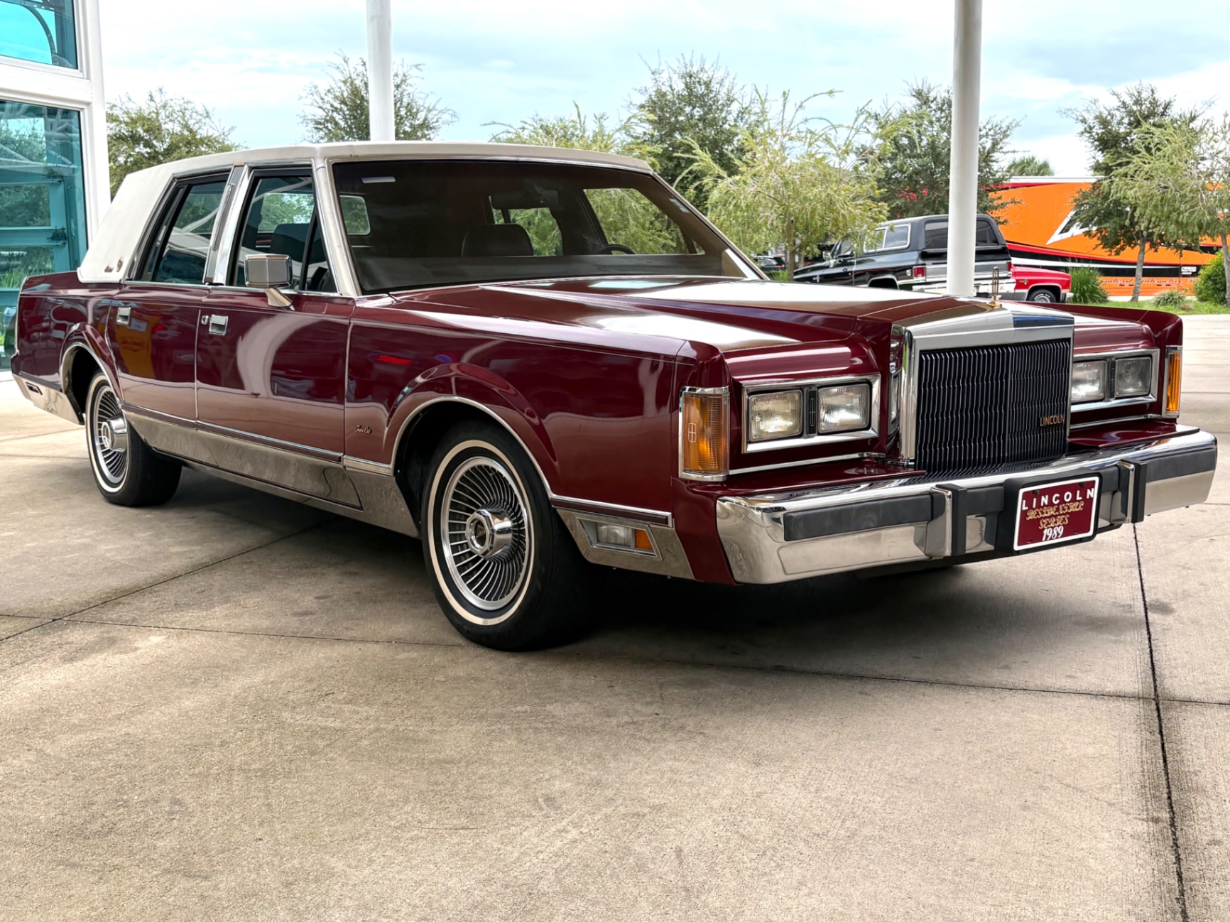 Vehicle photo 4