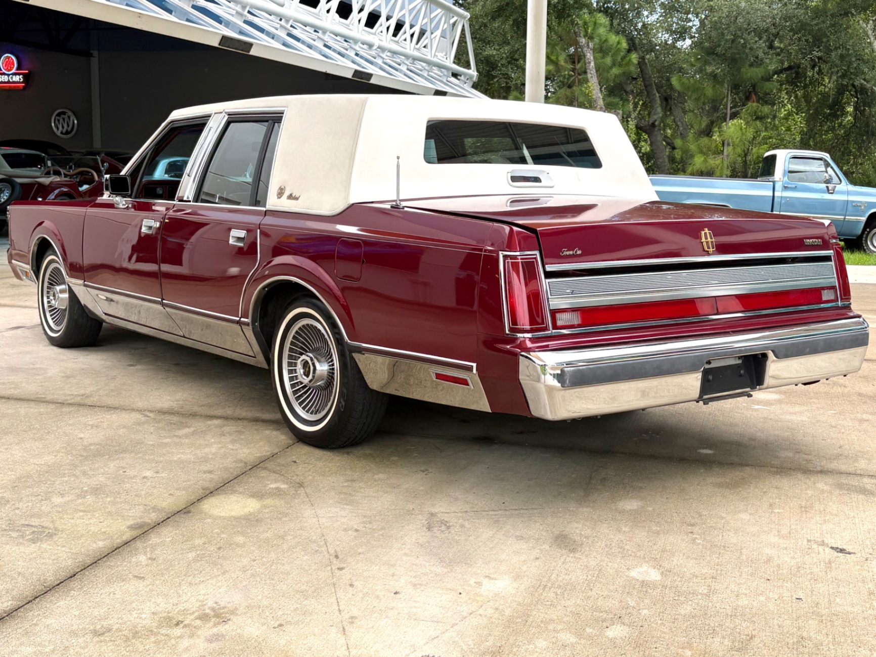 Vehicle photo 9