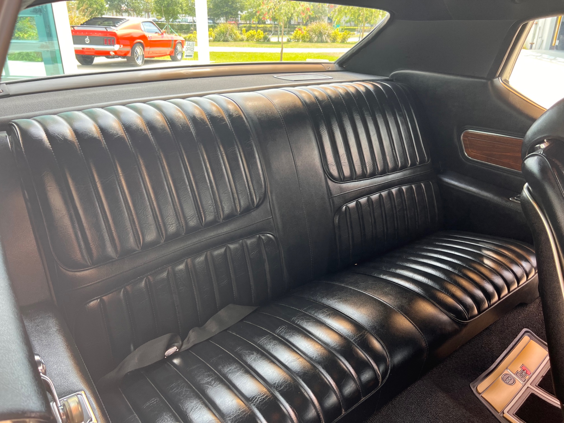 Vehicle photo 34