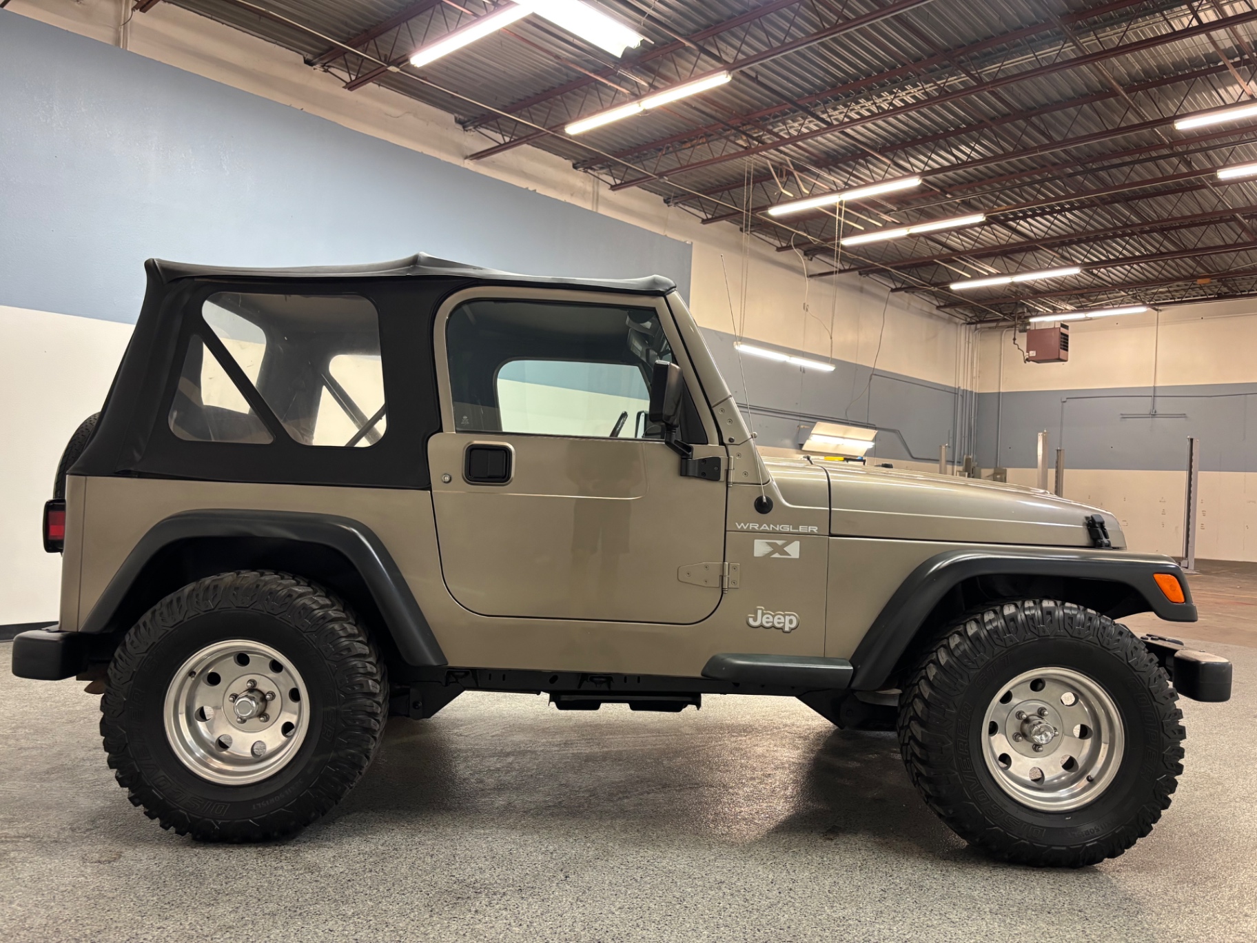 Vehicle photo 8