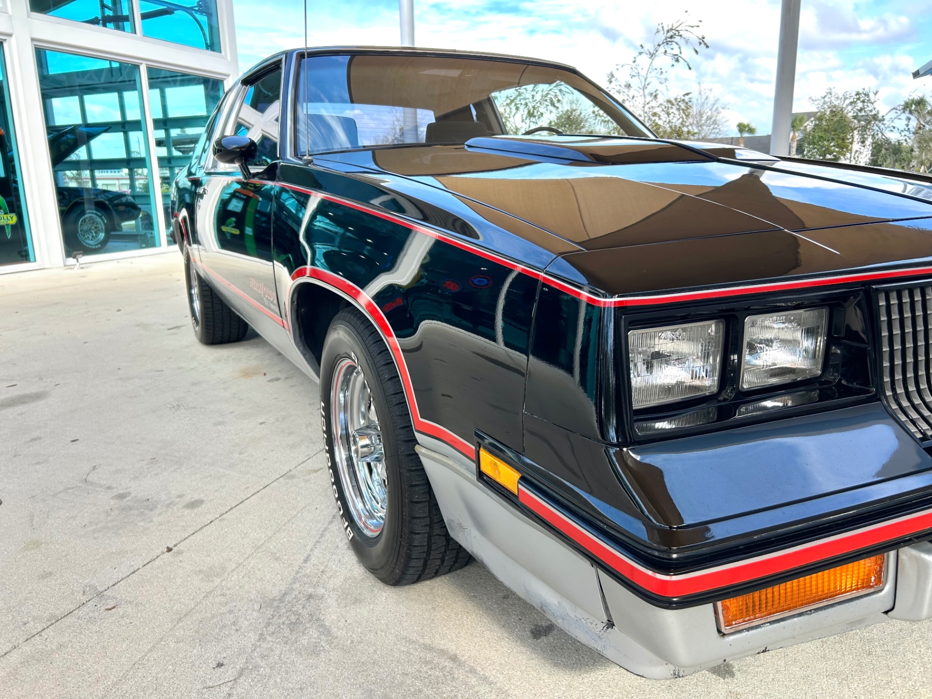 Vehicle photo 17