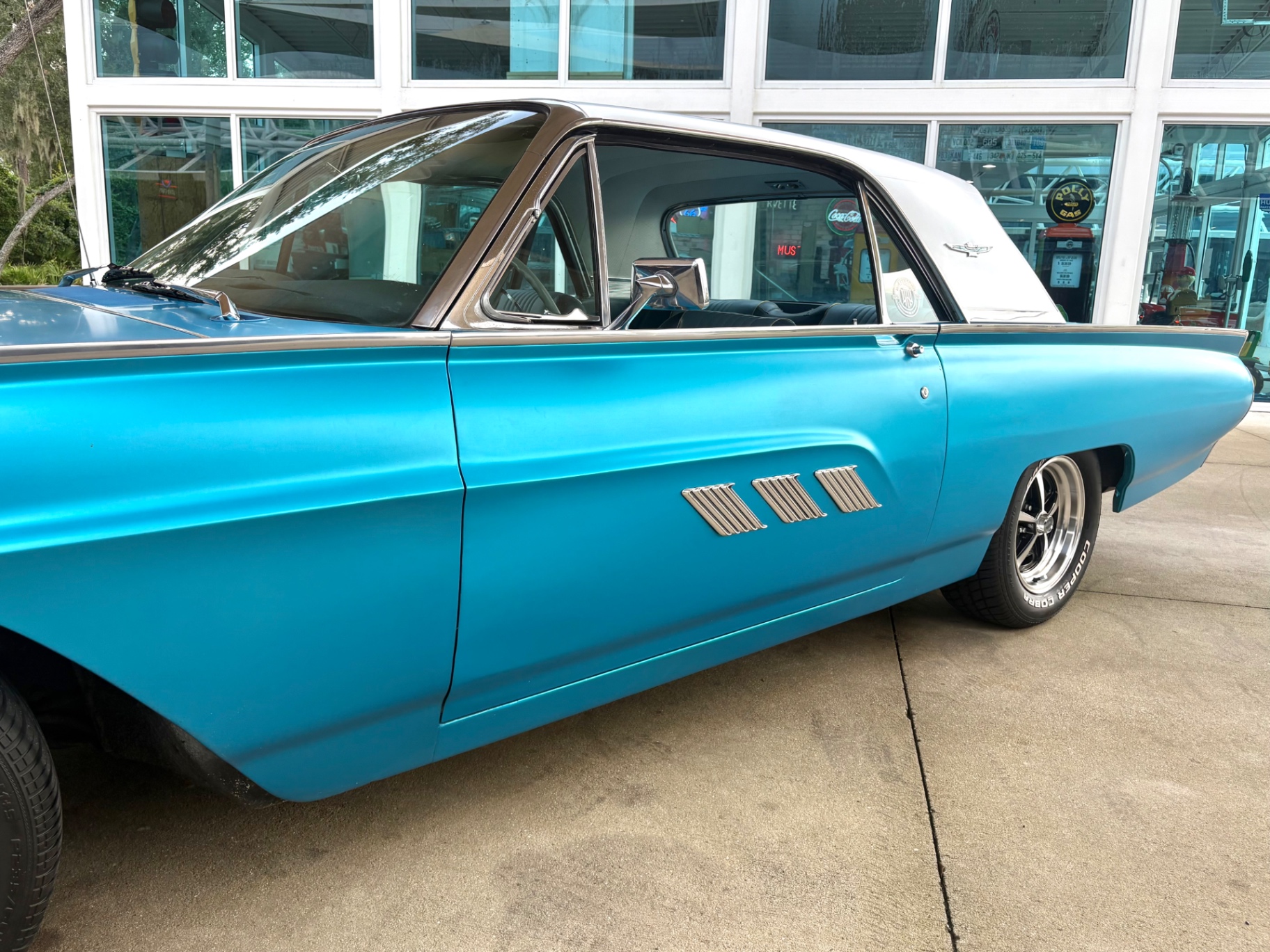 Vehicle photo 13
