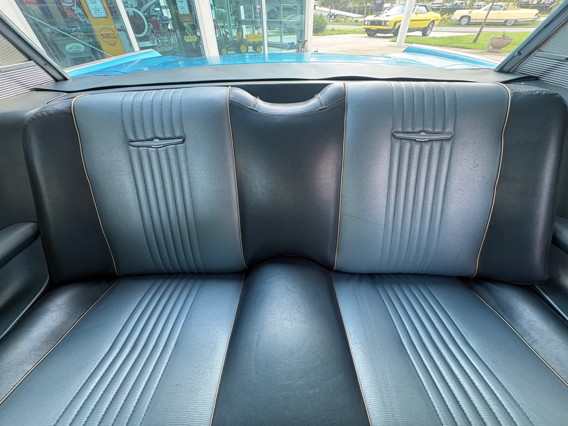Vehicle photo 37