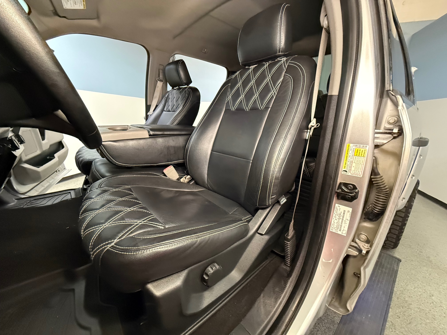Vehicle photo 25