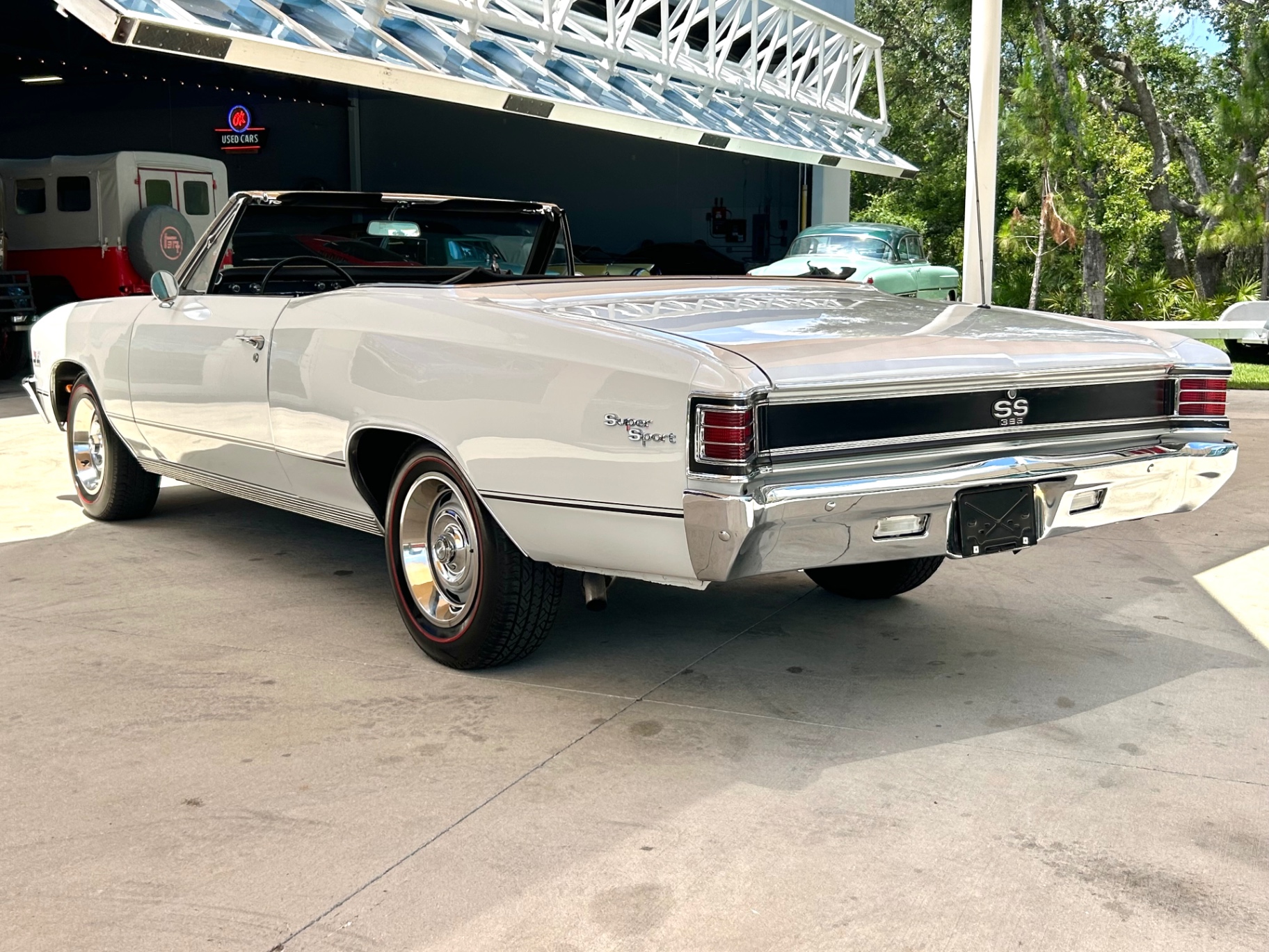 Vehicle photo 10