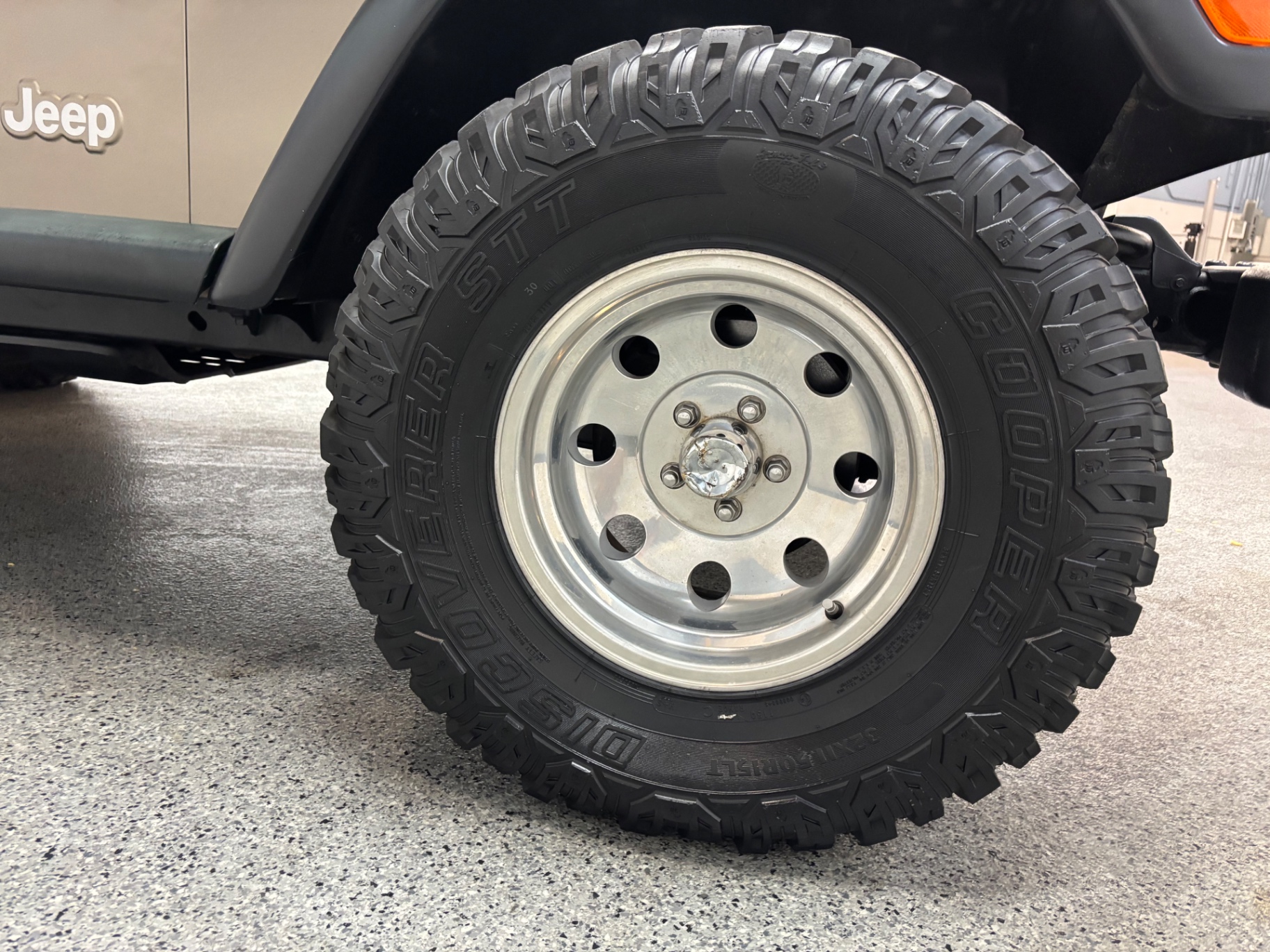 Vehicle photo 13