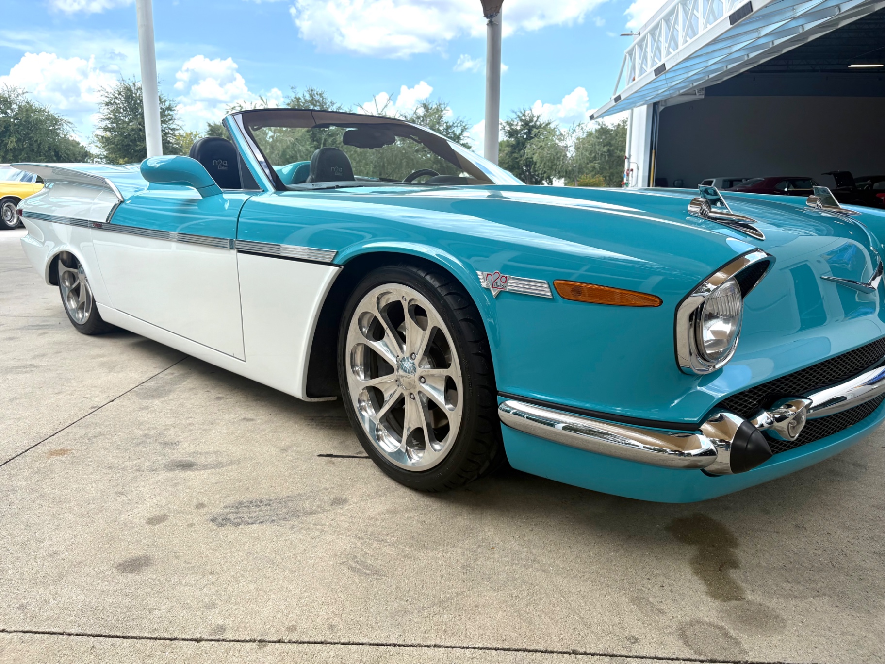 Vehicle photo 19