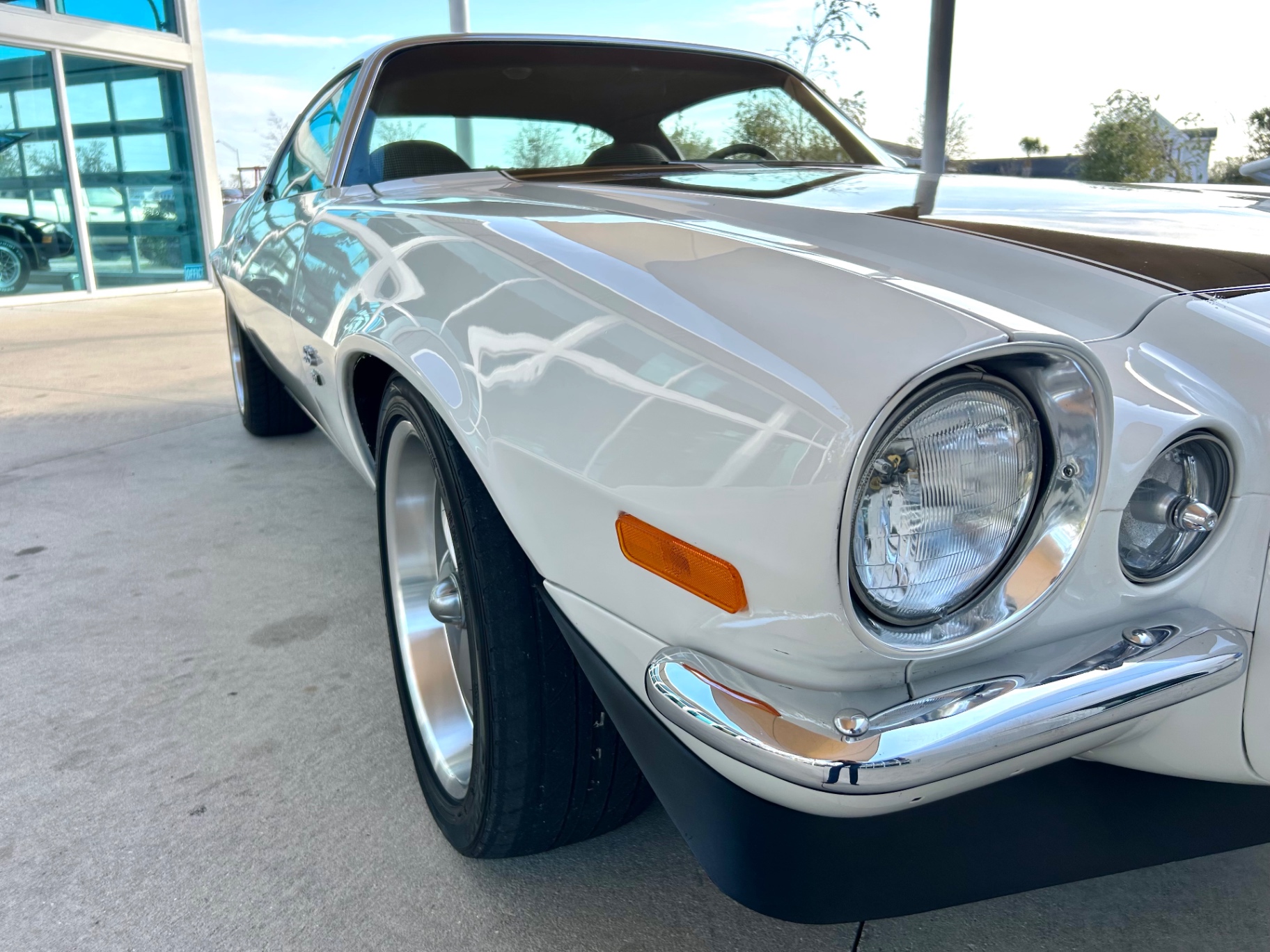 Vehicle photo 17