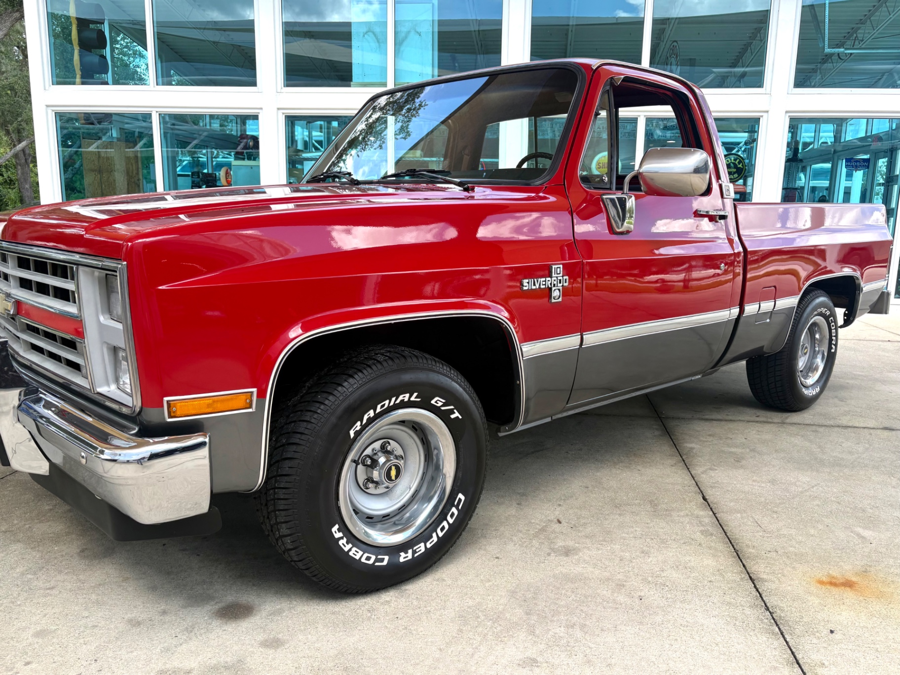Vehicle photo 12