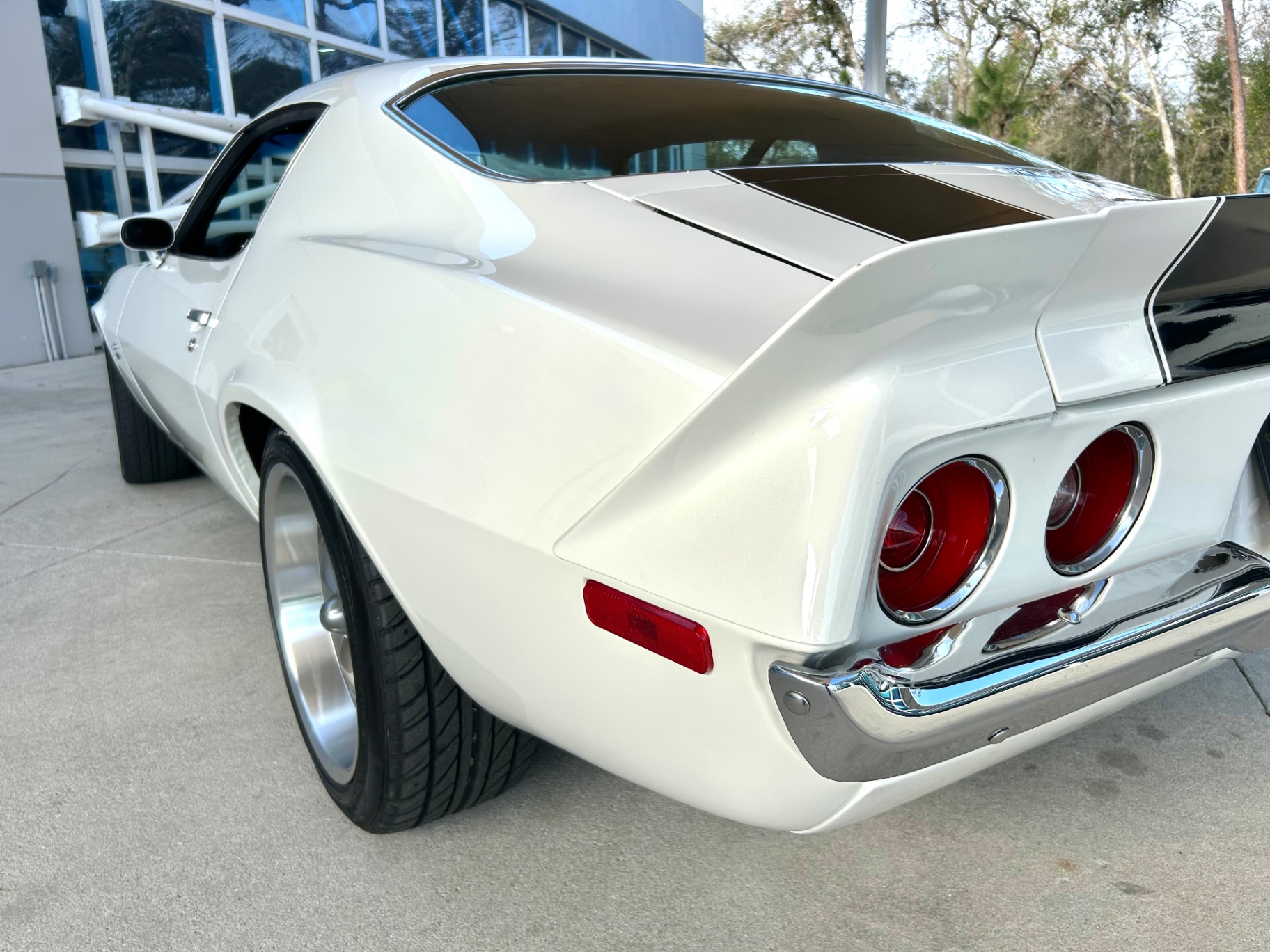 Vehicle photo 13