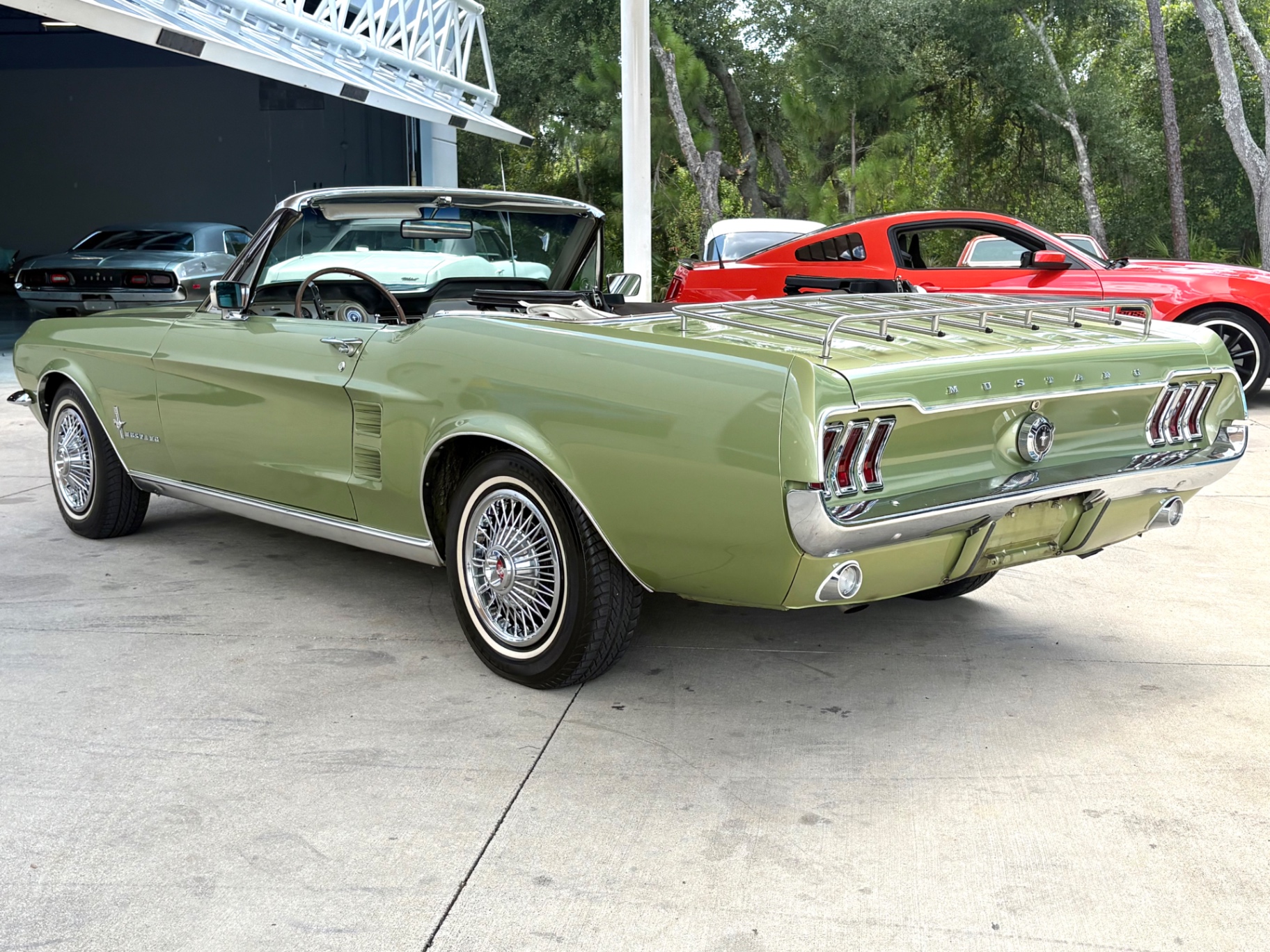 Vehicle photo 9