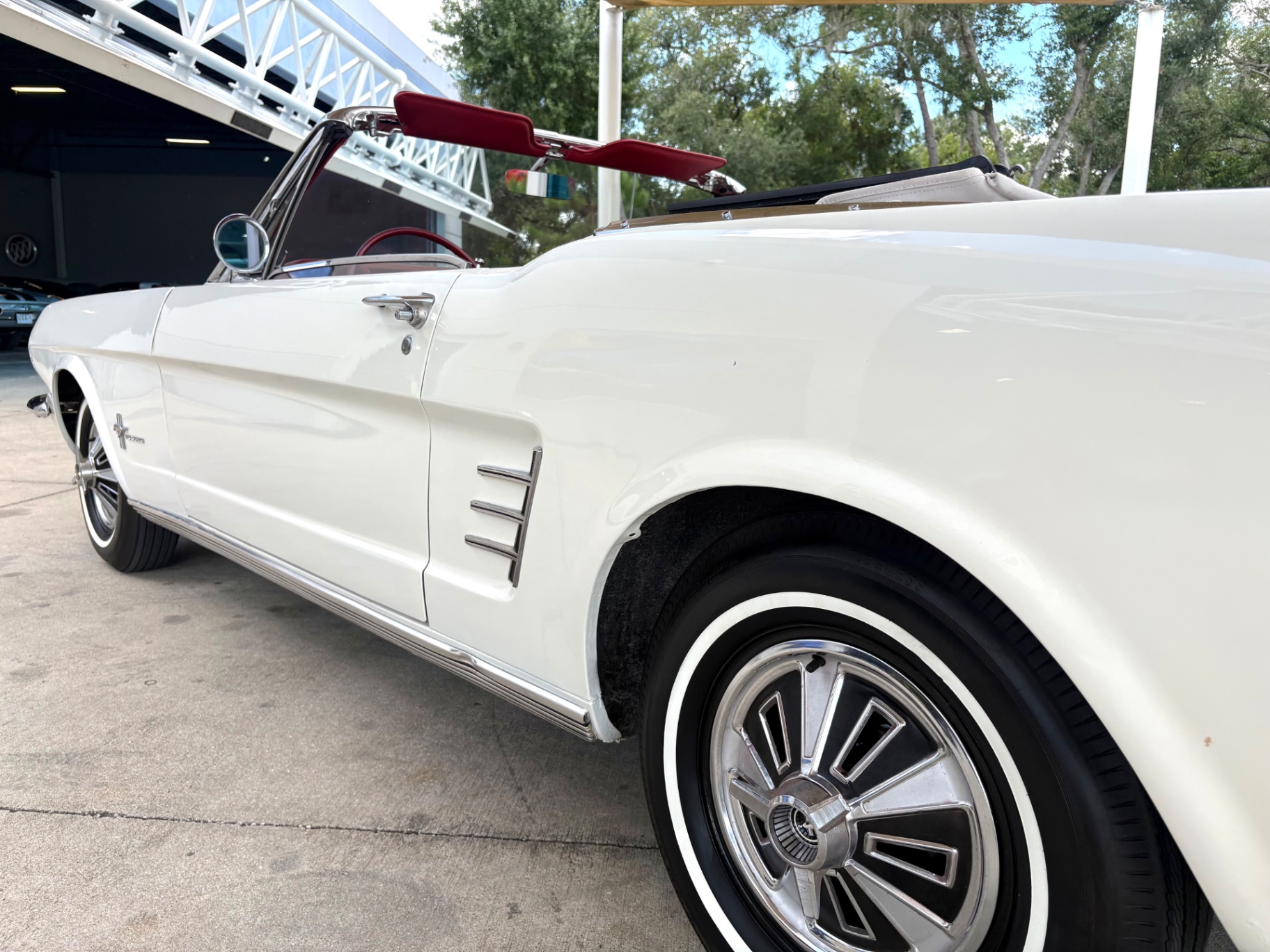 Vehicle photo 14
