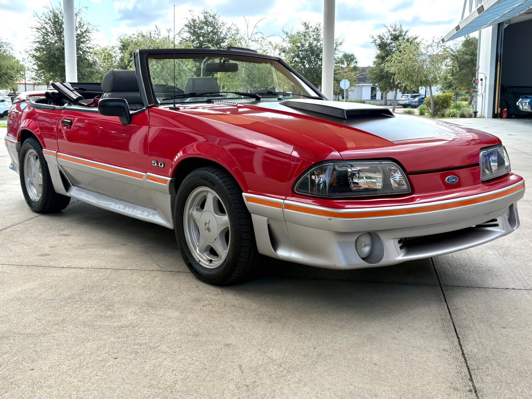 Vehicle photo 4