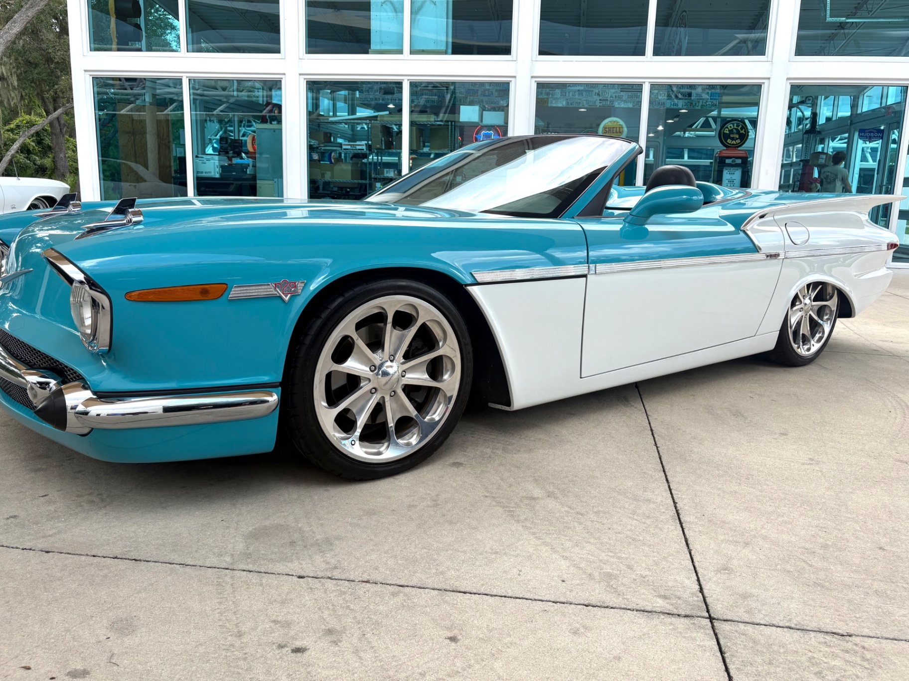 Vehicle photo 12
