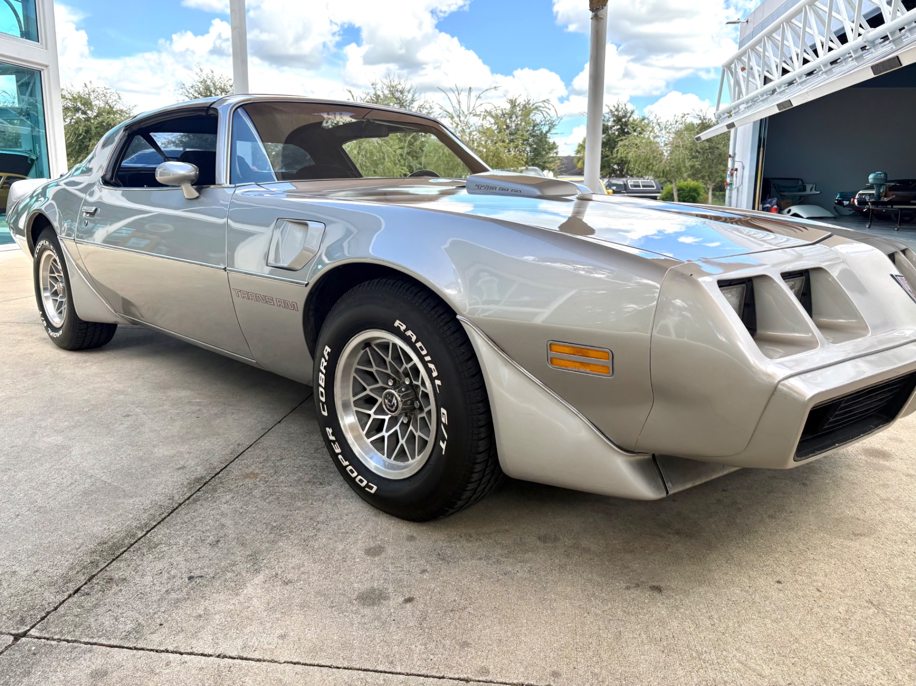 Vehicle photo 19