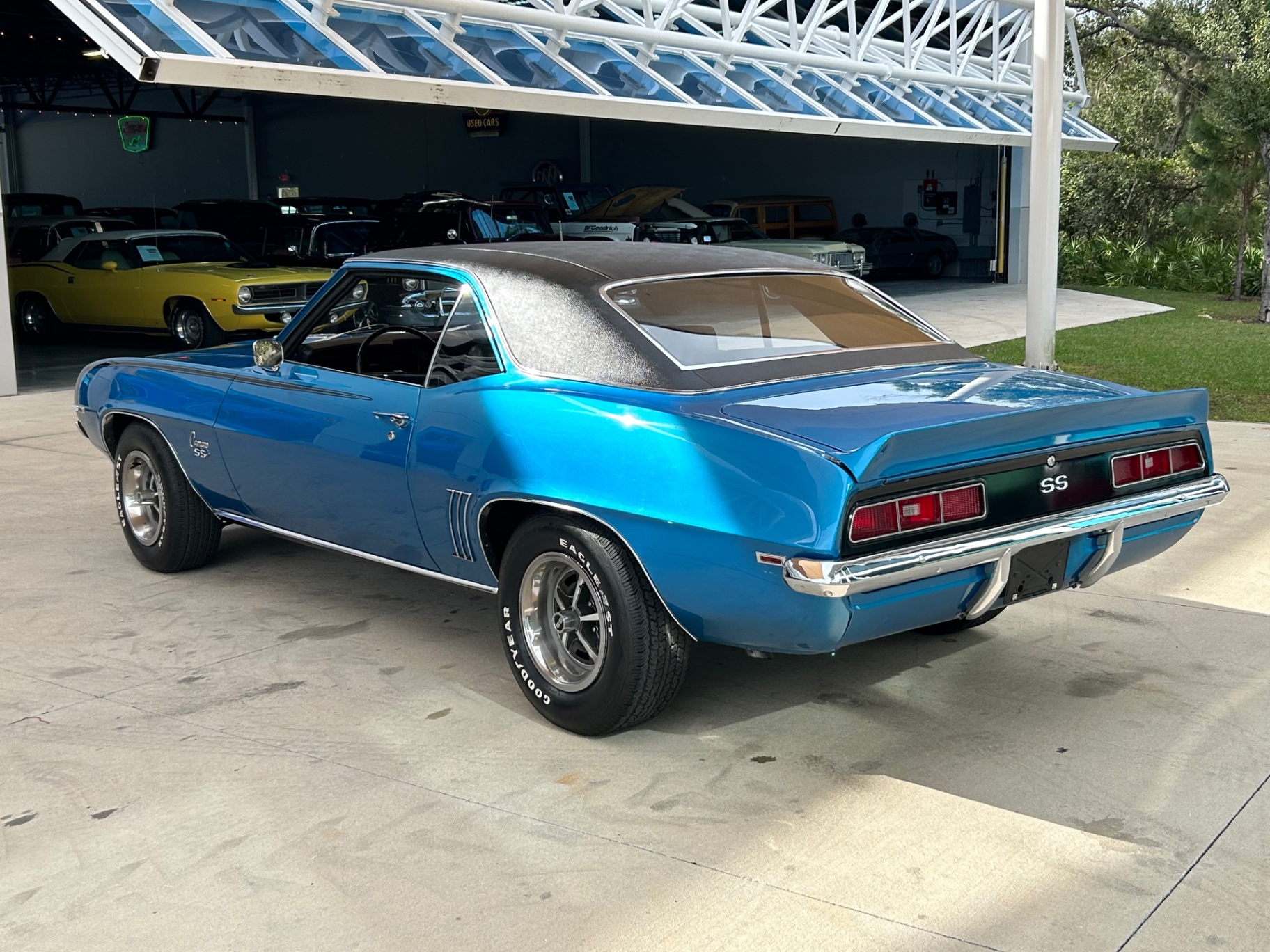Vehicle photo 10