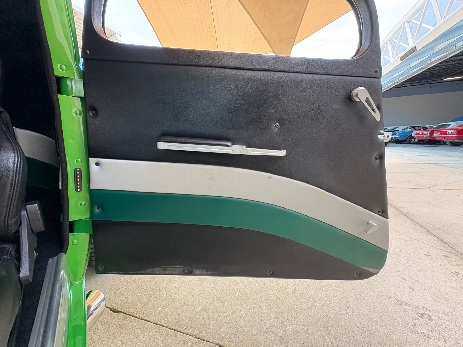 Vehicle photo 25