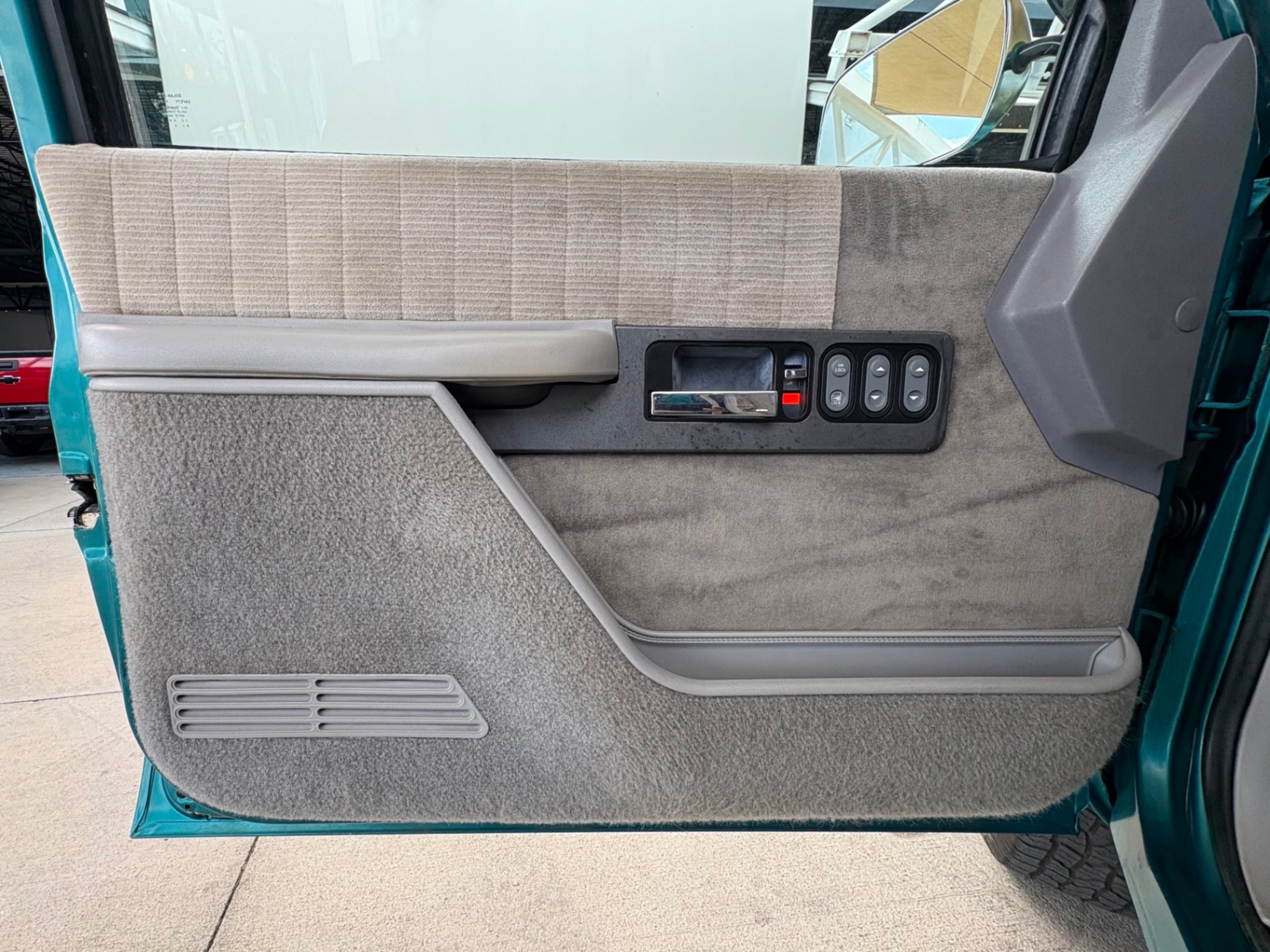 Vehicle photo 32