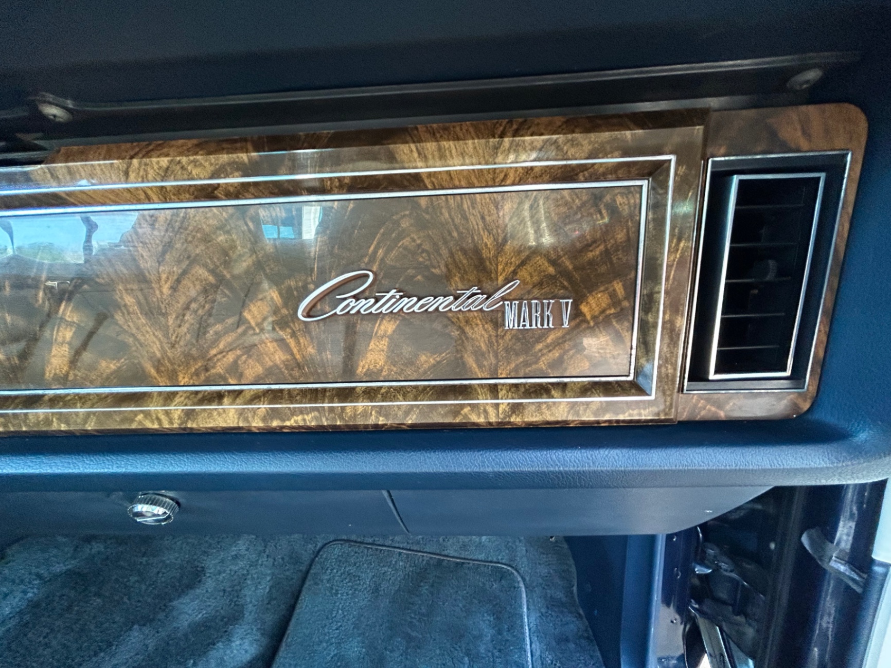 Vehicle photo 24