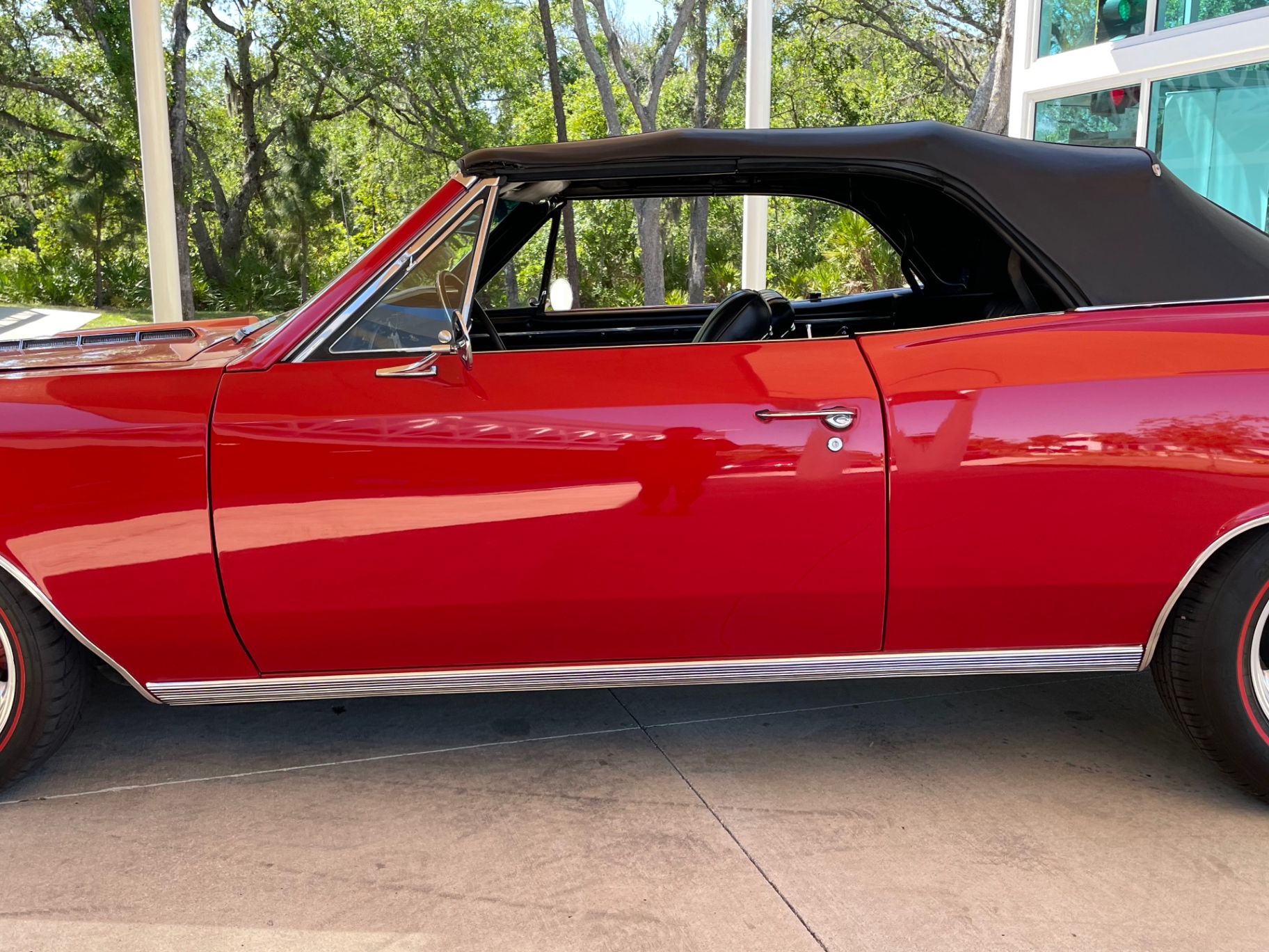 Vehicle photo 12