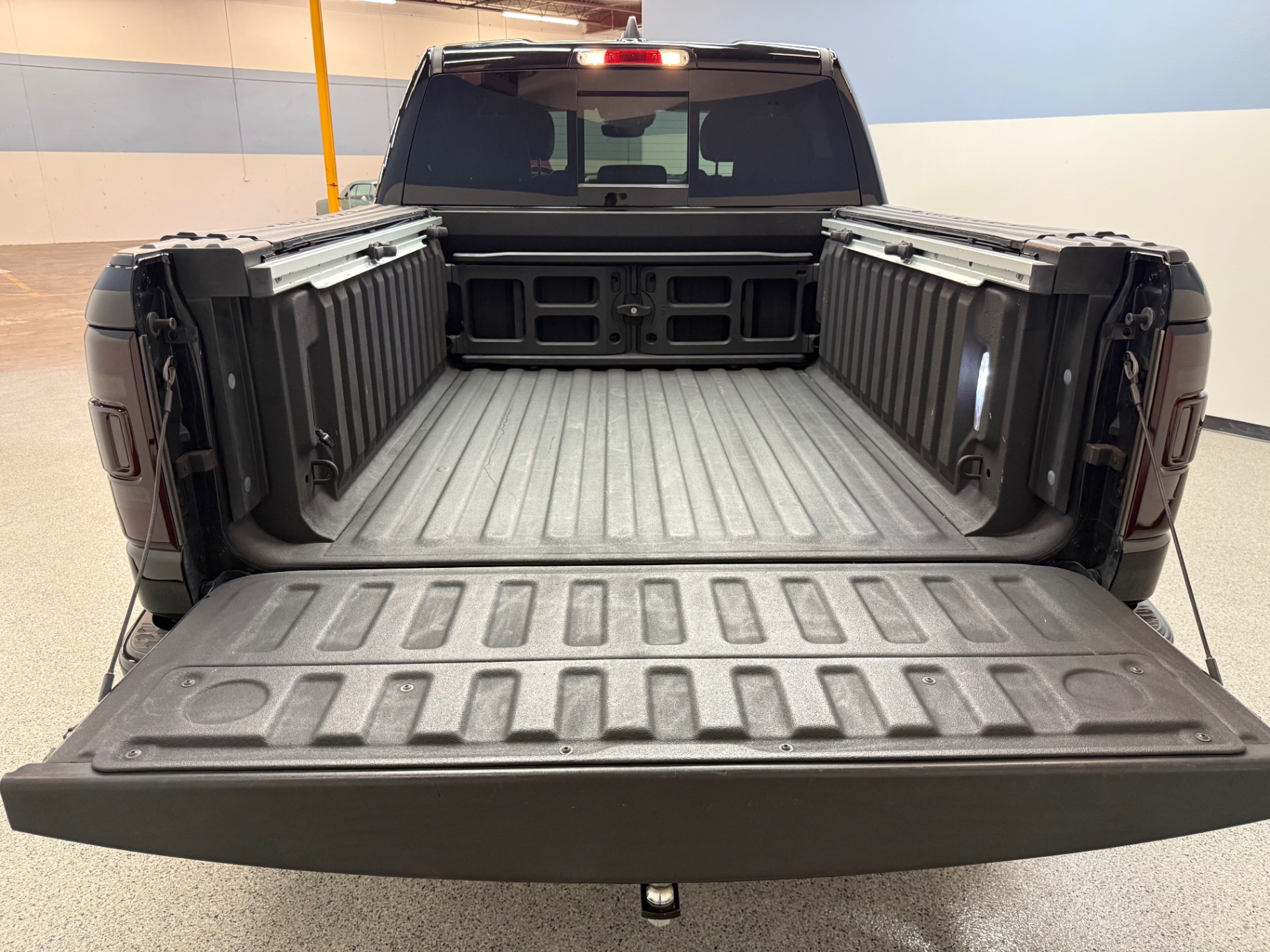 Vehicle photo 4