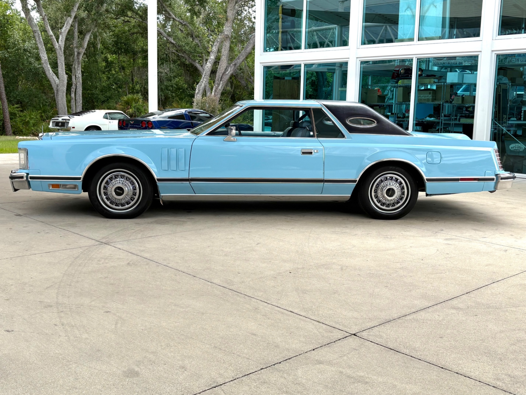Vehicle photo 10