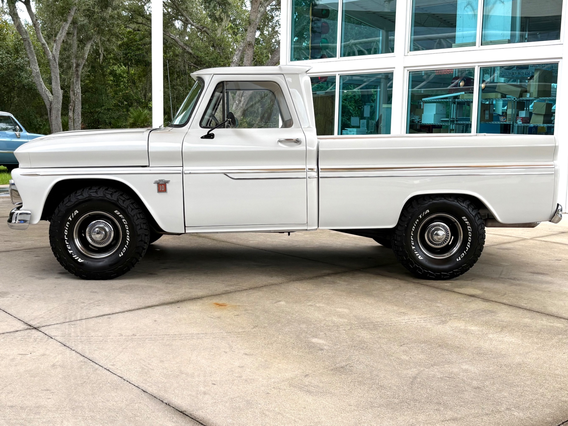 Vehicle photo 10