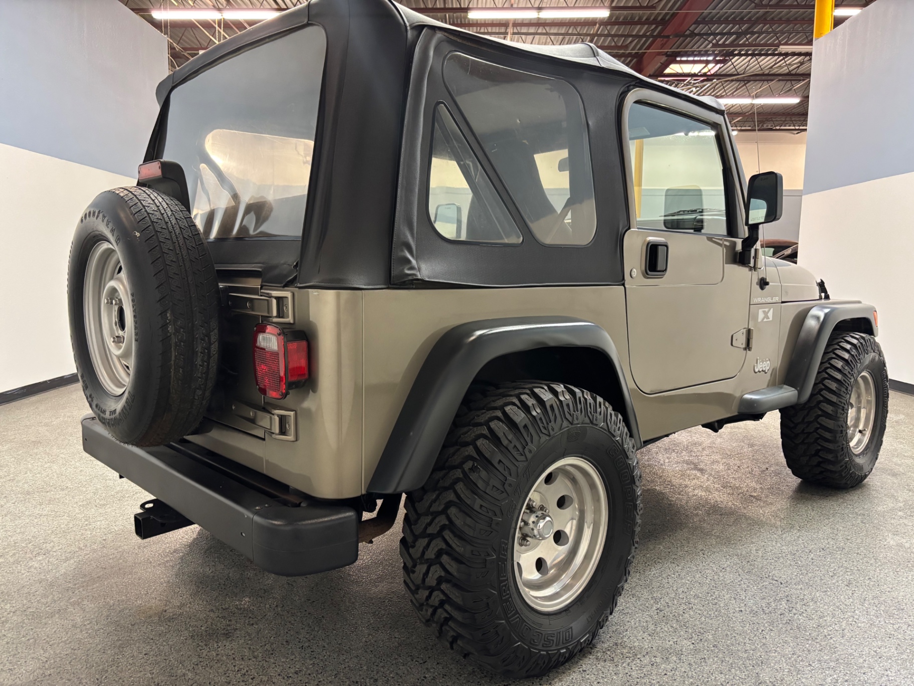 Vehicle photo 7
