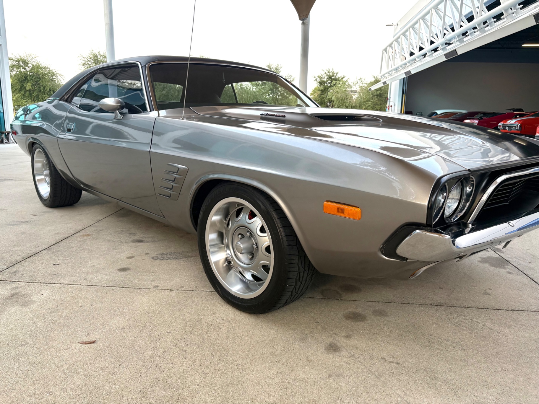 Vehicle photo 23