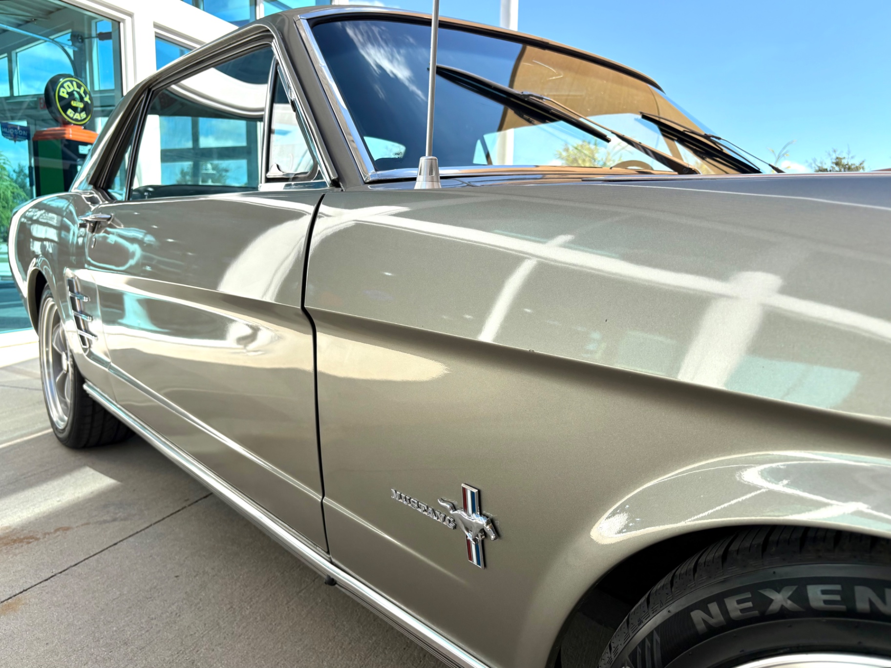 Vehicle photo 18