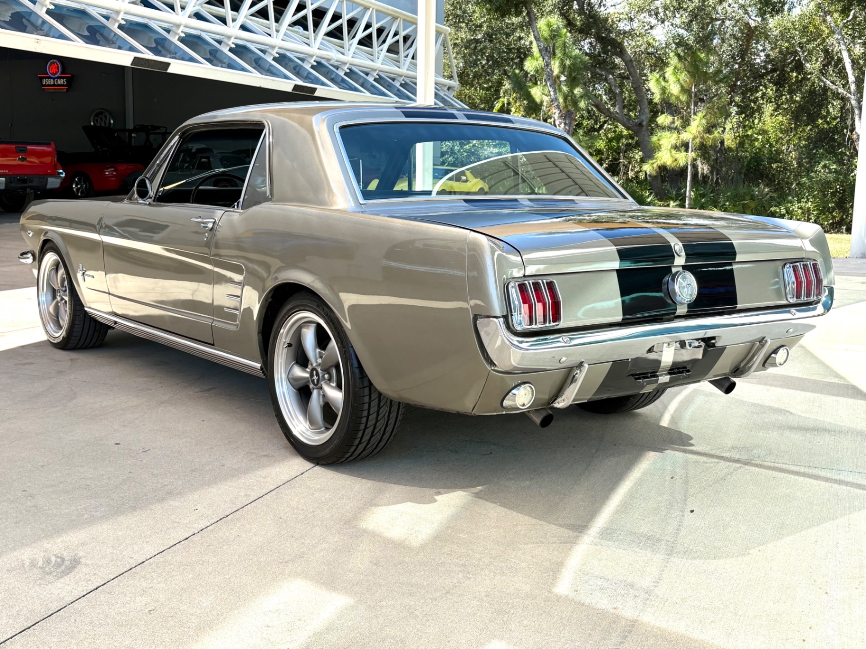 Vehicle photo 9