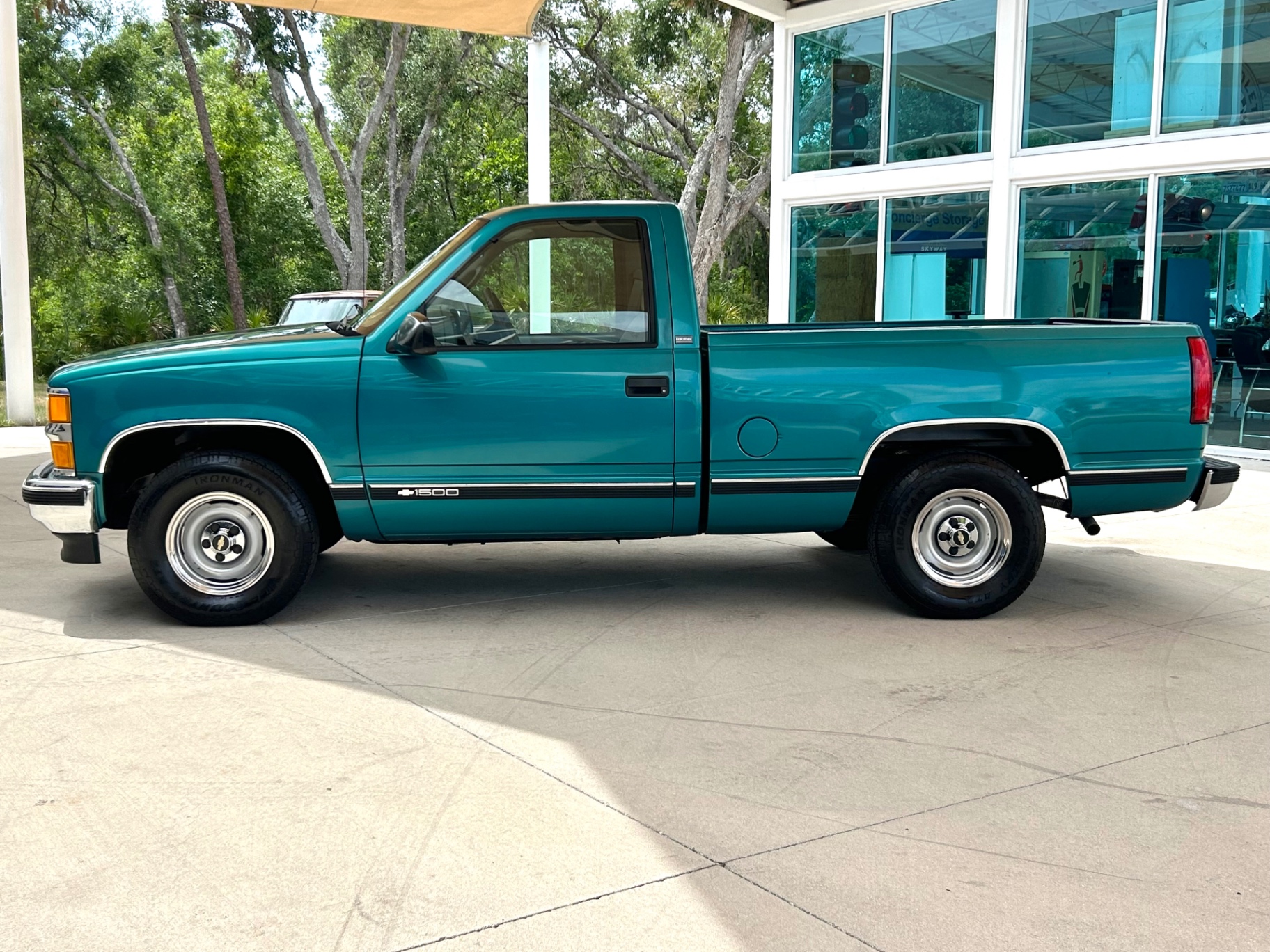 Vehicle photo 9