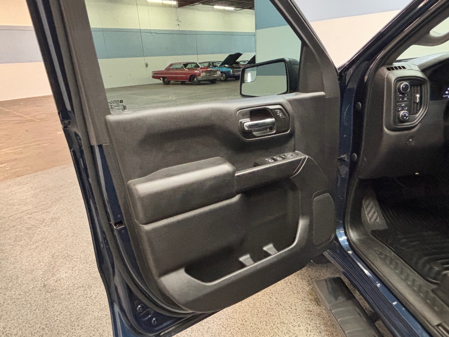 Vehicle photo 18