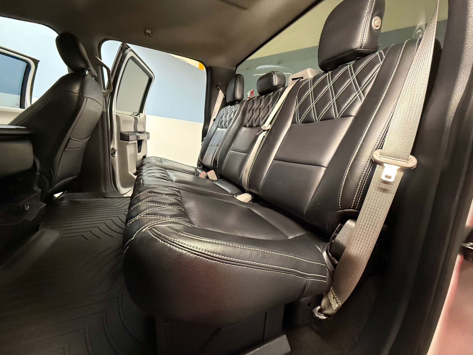 Vehicle photo 28