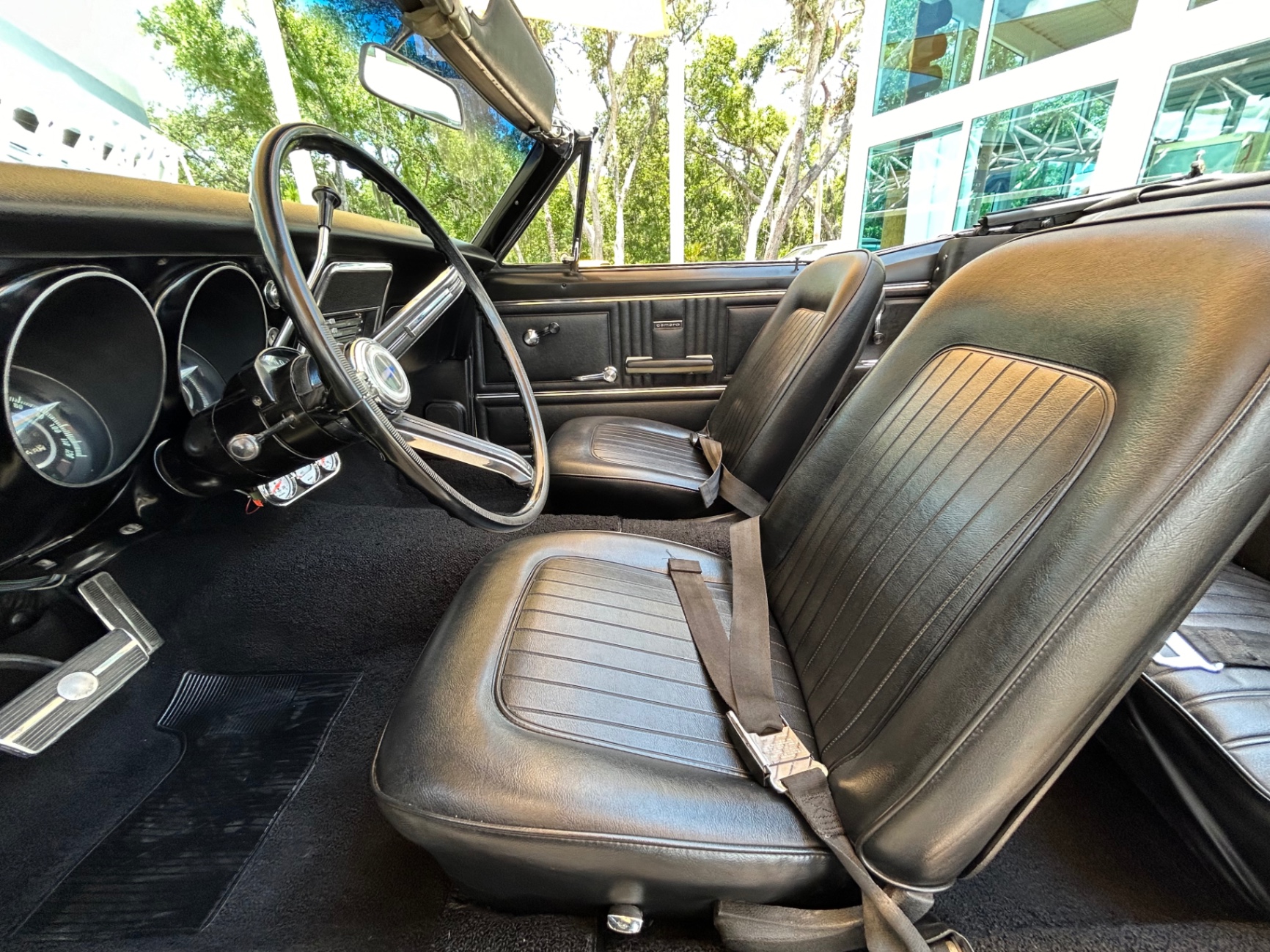 Vehicle photo 25