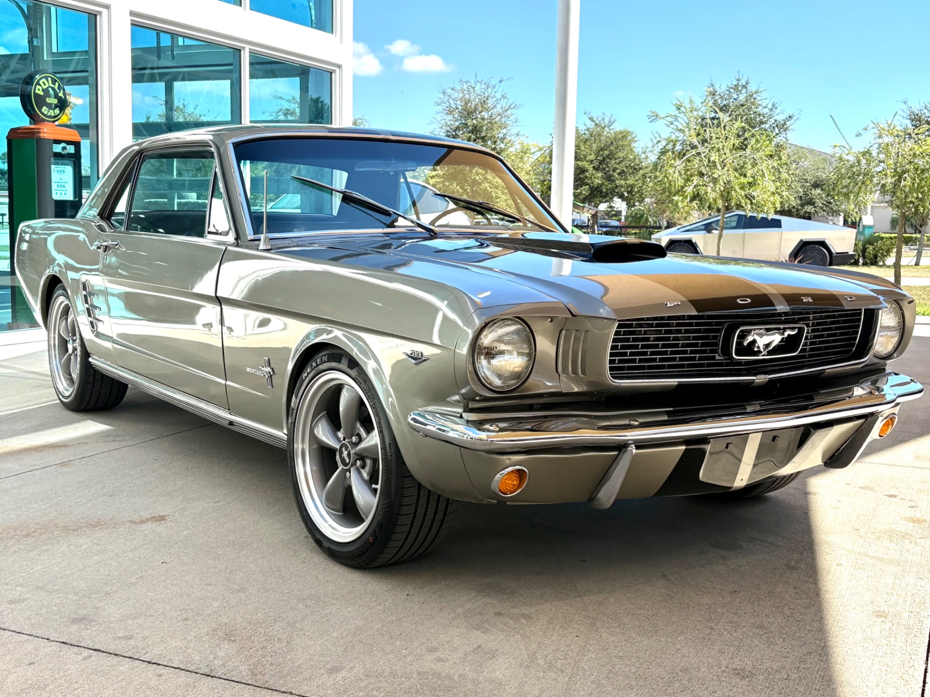 Vehicle photo 4