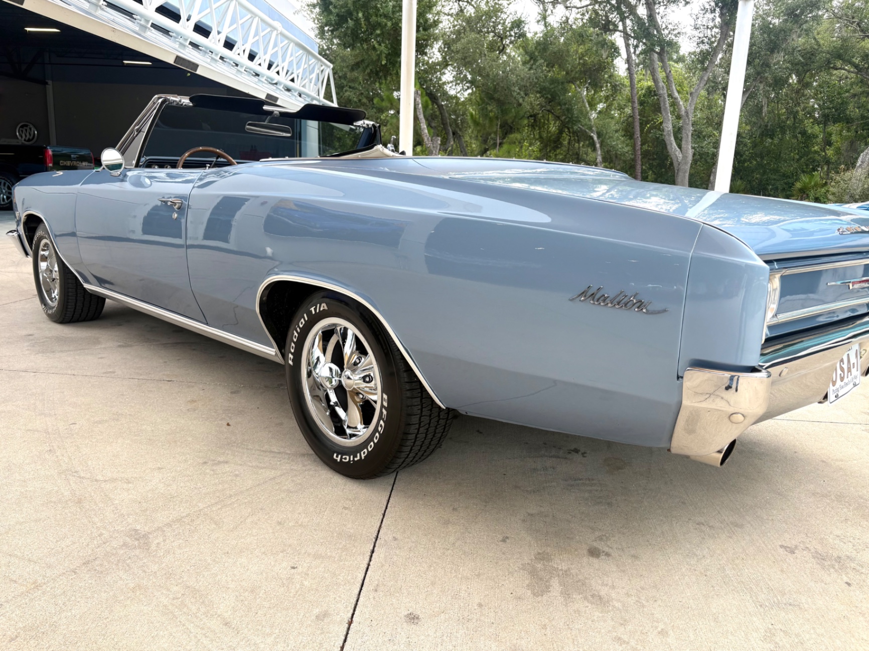 Vehicle photo 15