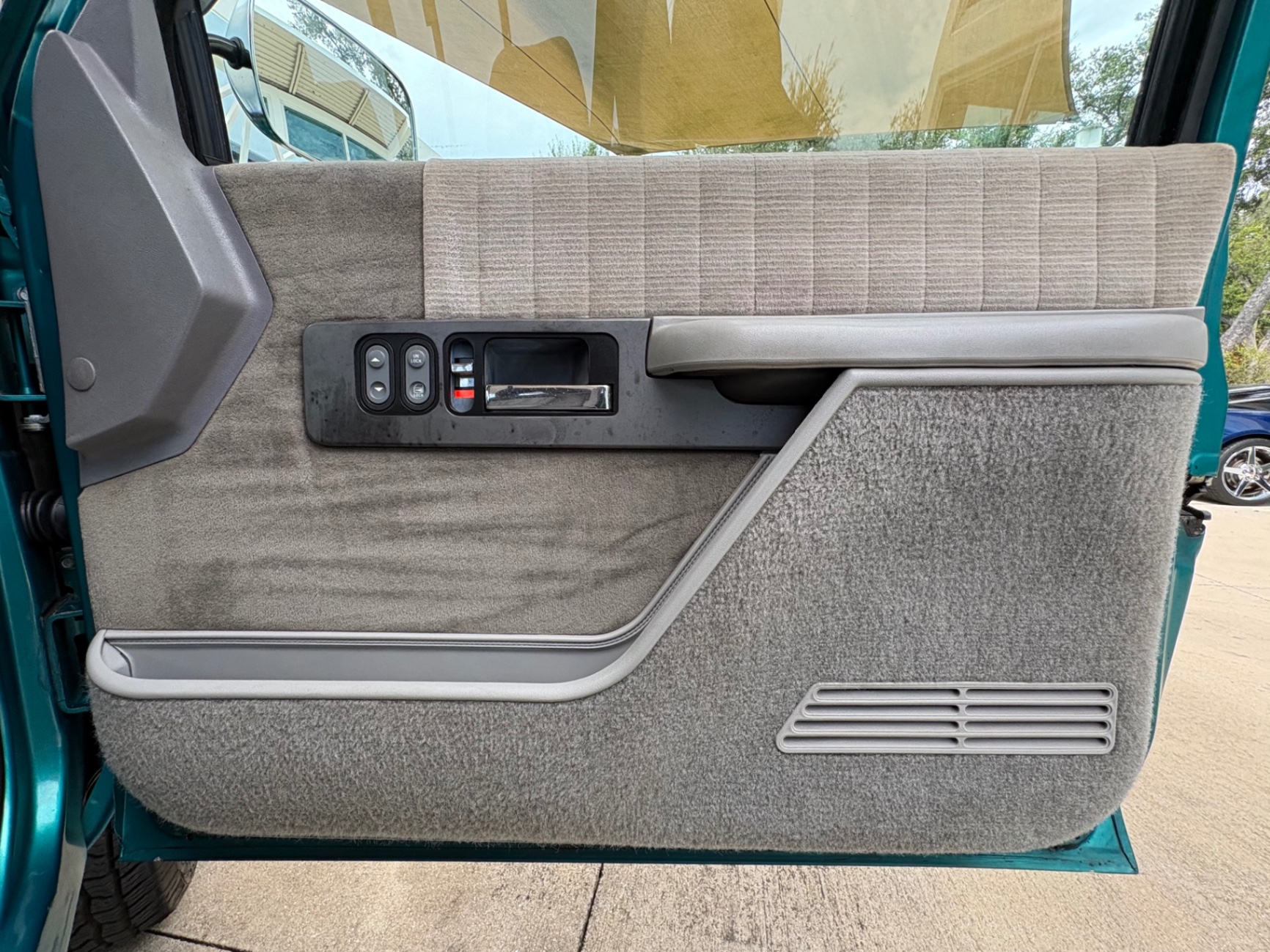 Vehicle photo 37