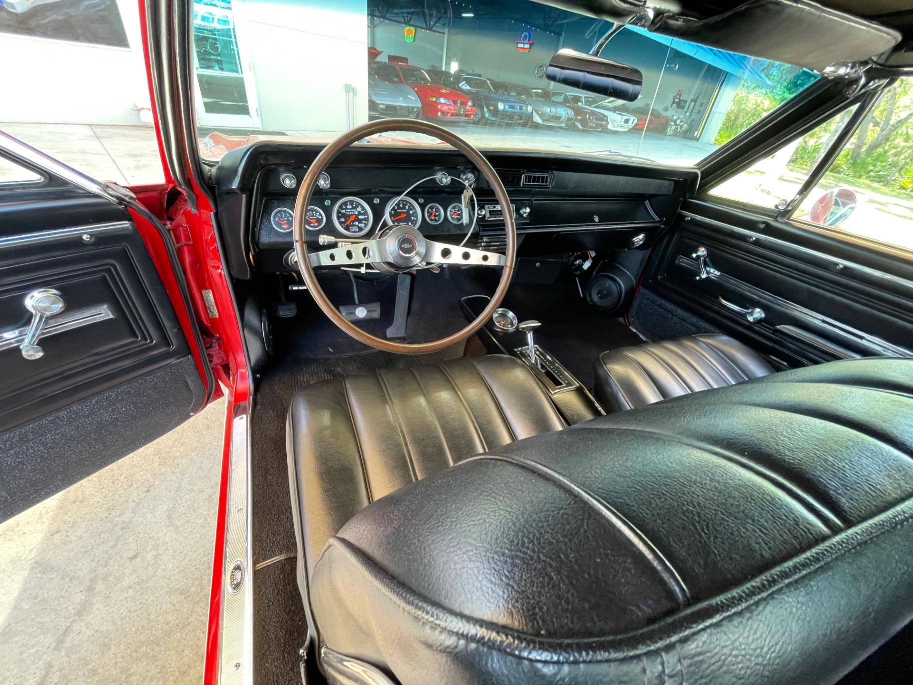 Vehicle photo 43