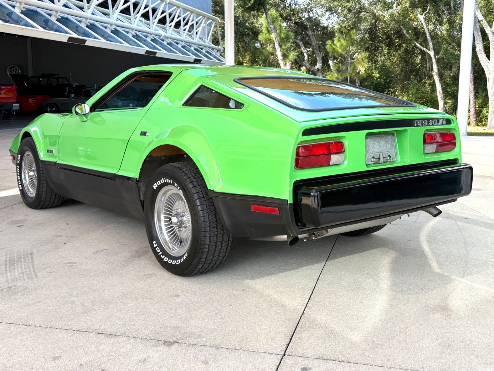 Vehicle photo 9