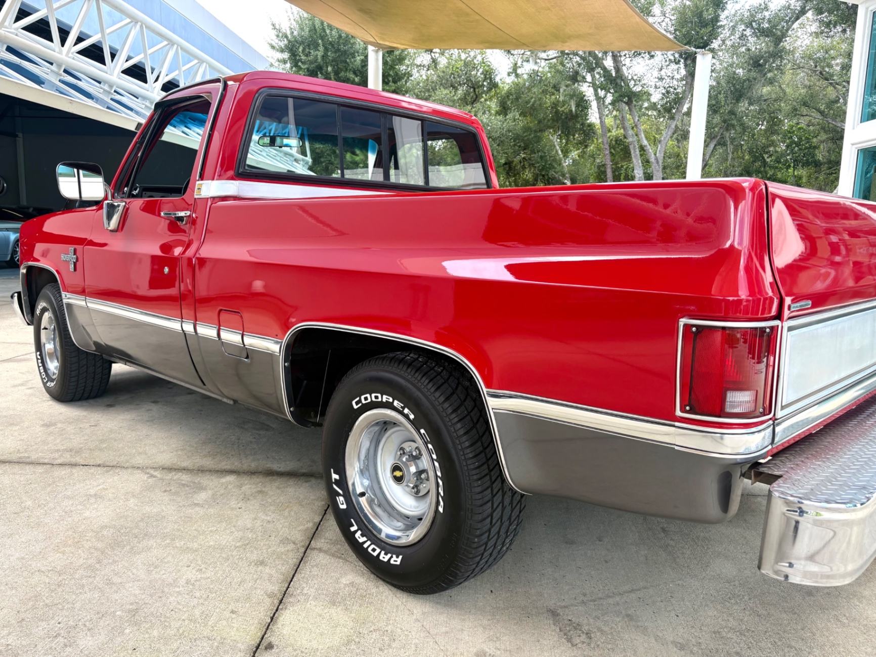 Vehicle photo 15