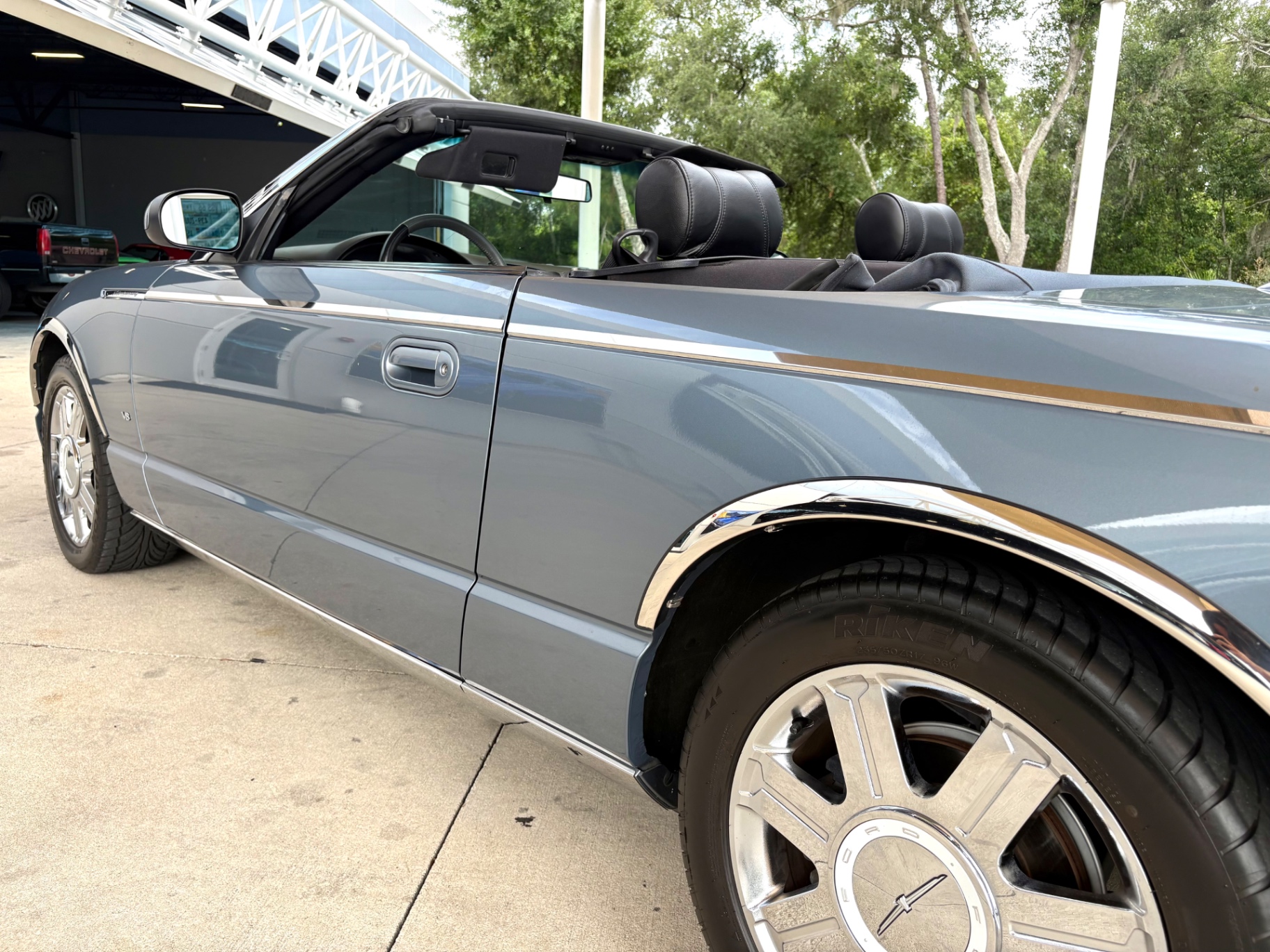 Vehicle photo 14