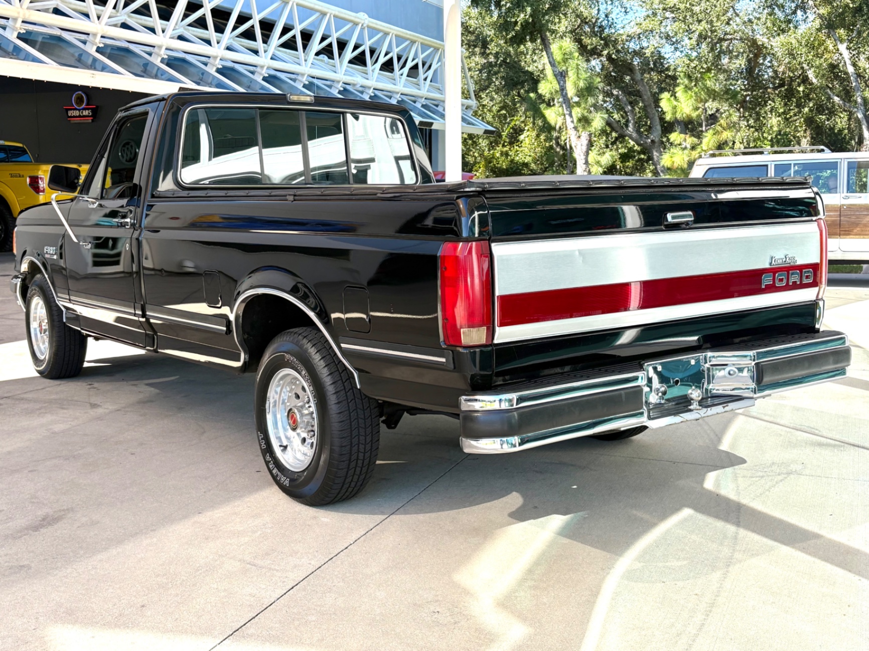 Vehicle photo 10