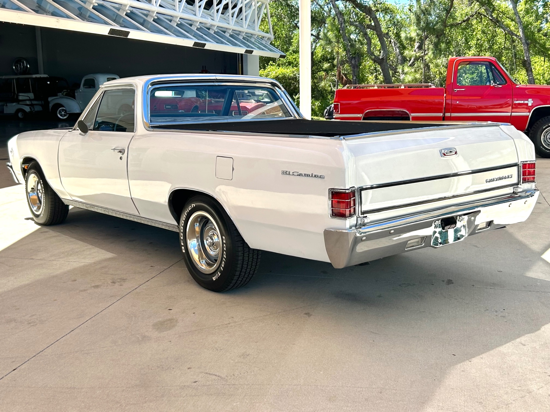 Vehicle photo 8