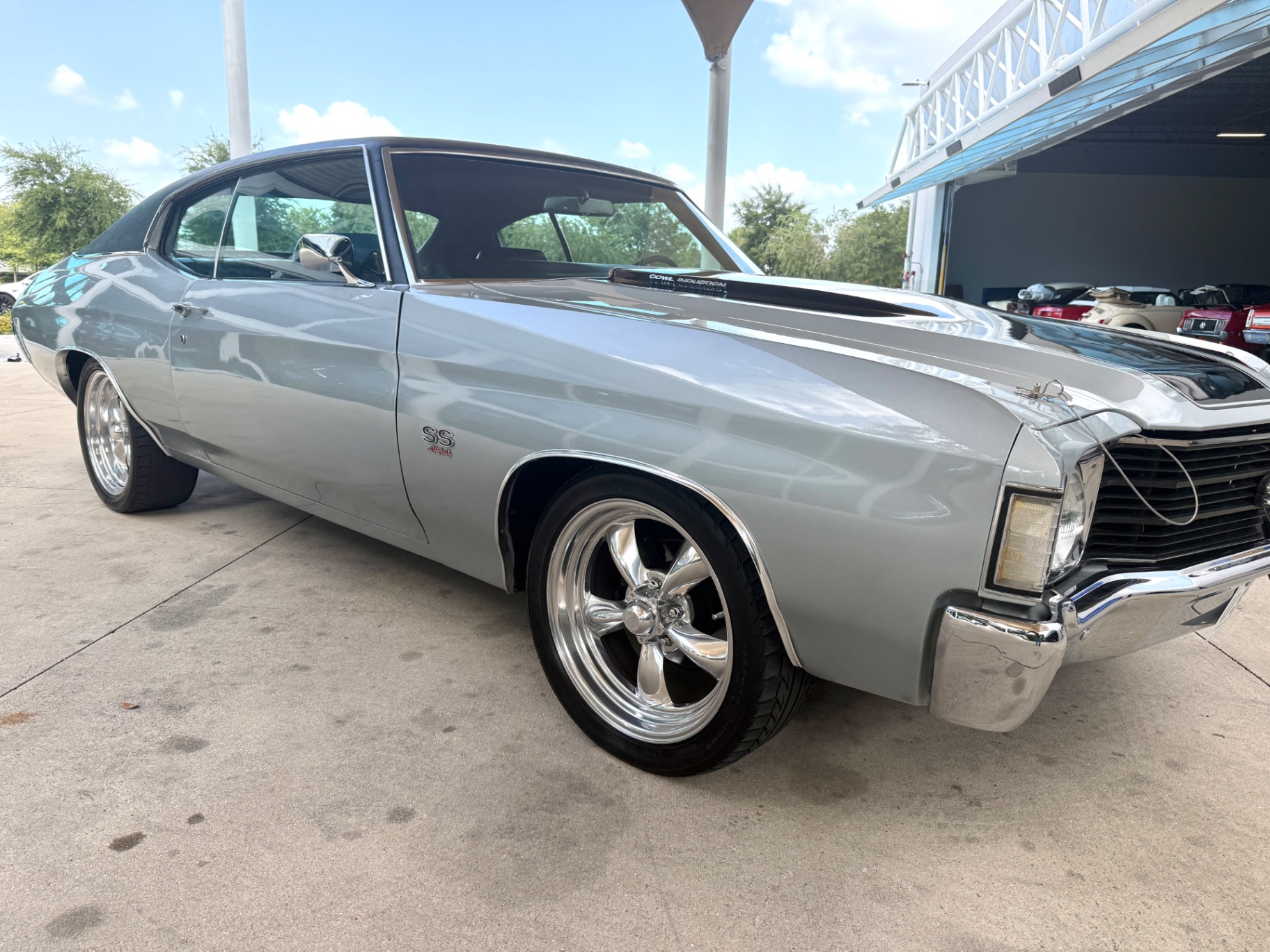 Vehicle photo 19