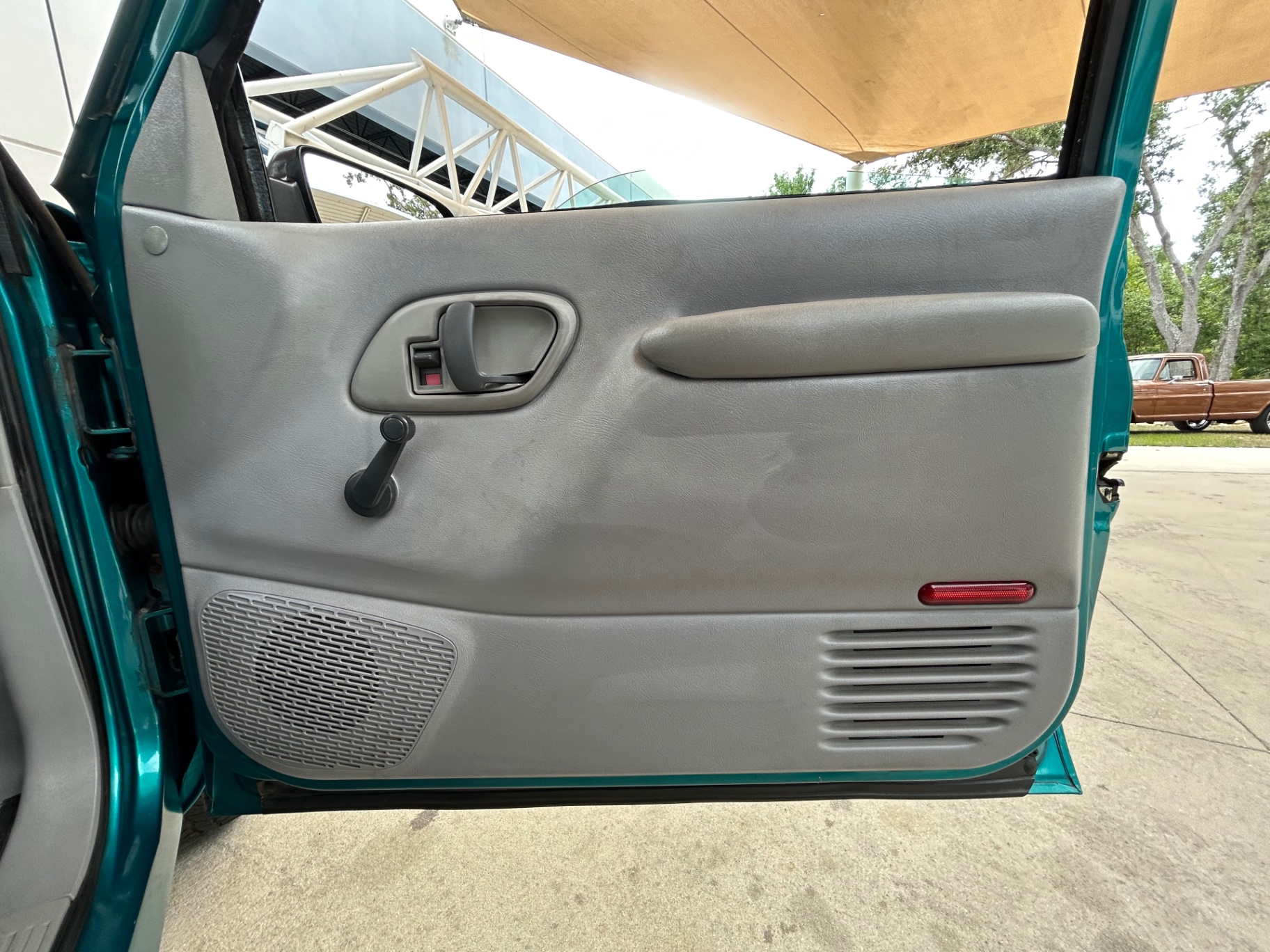 Vehicle photo 33
